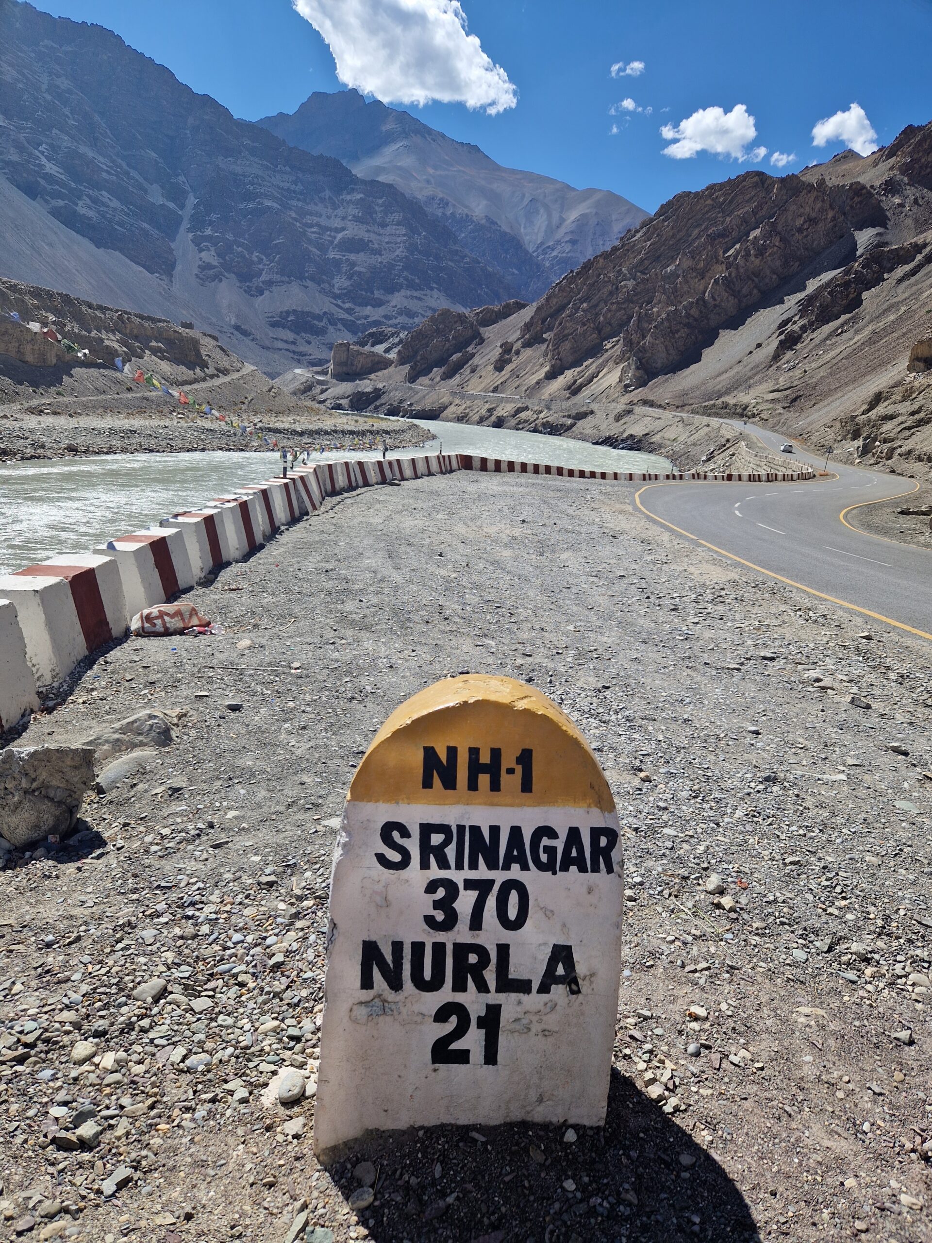 Hitchhiking on the highway from Leh to Kargil