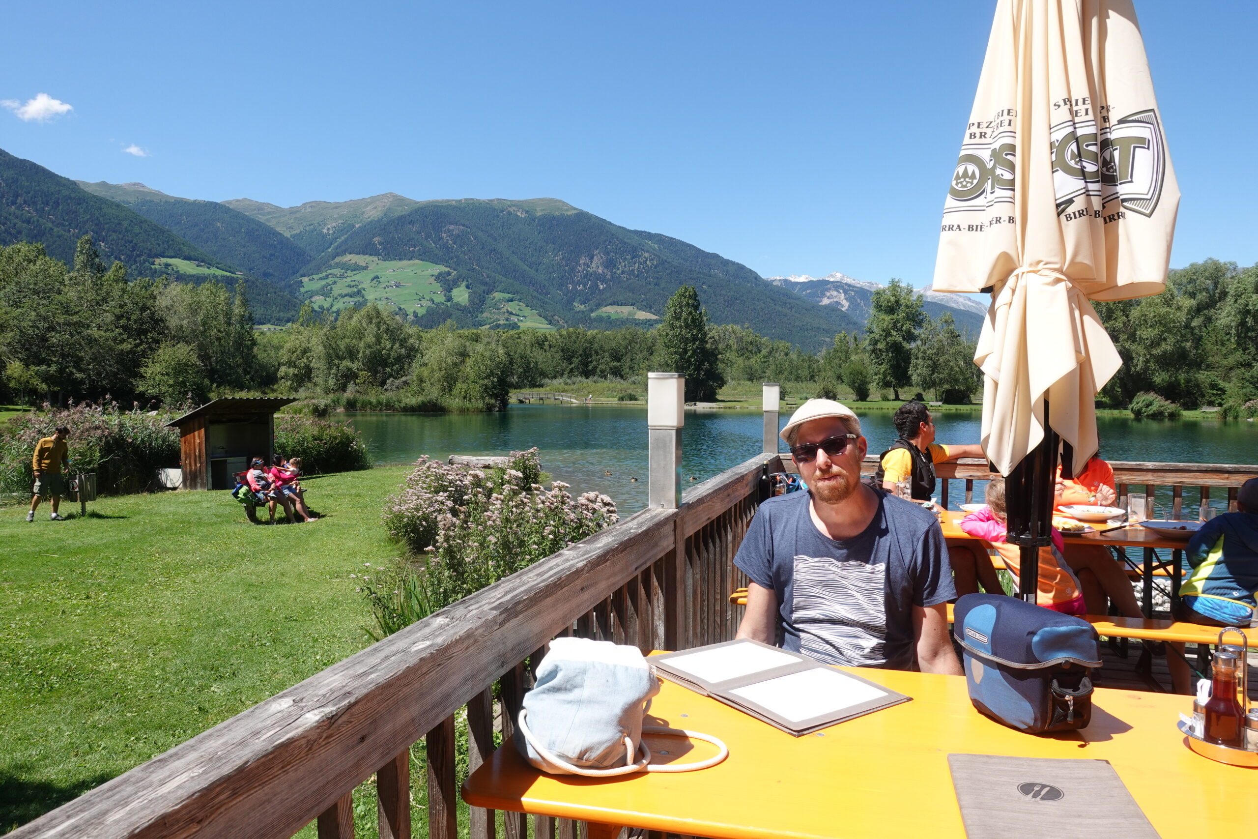 Mittagspause an einem Fischerteich im Vinschgau