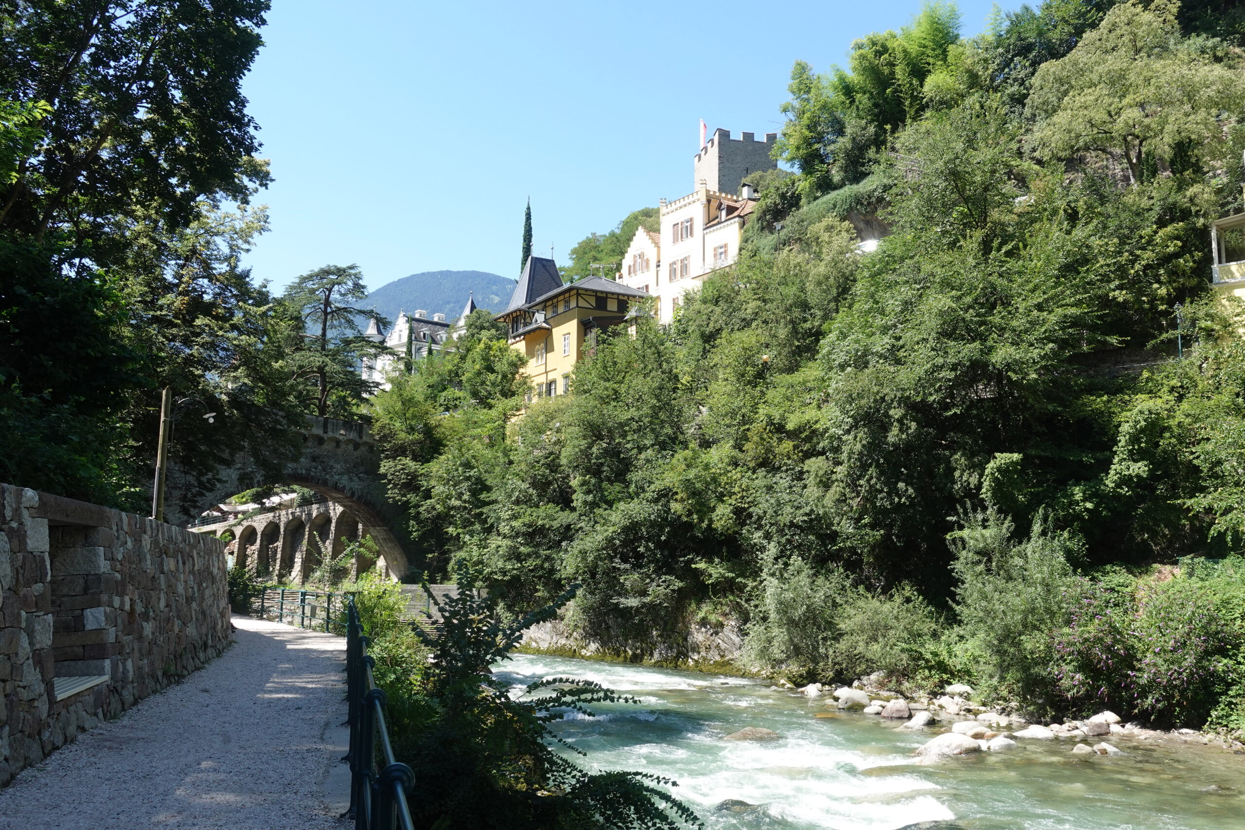 Auf der Sommerpromenade entlang vom Fluss Passer