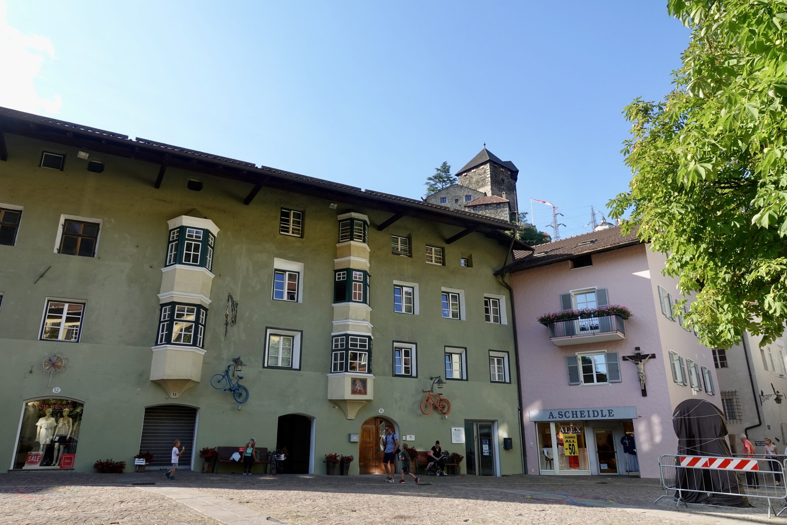 Dorfplatz von Klausen mit Burgsicht