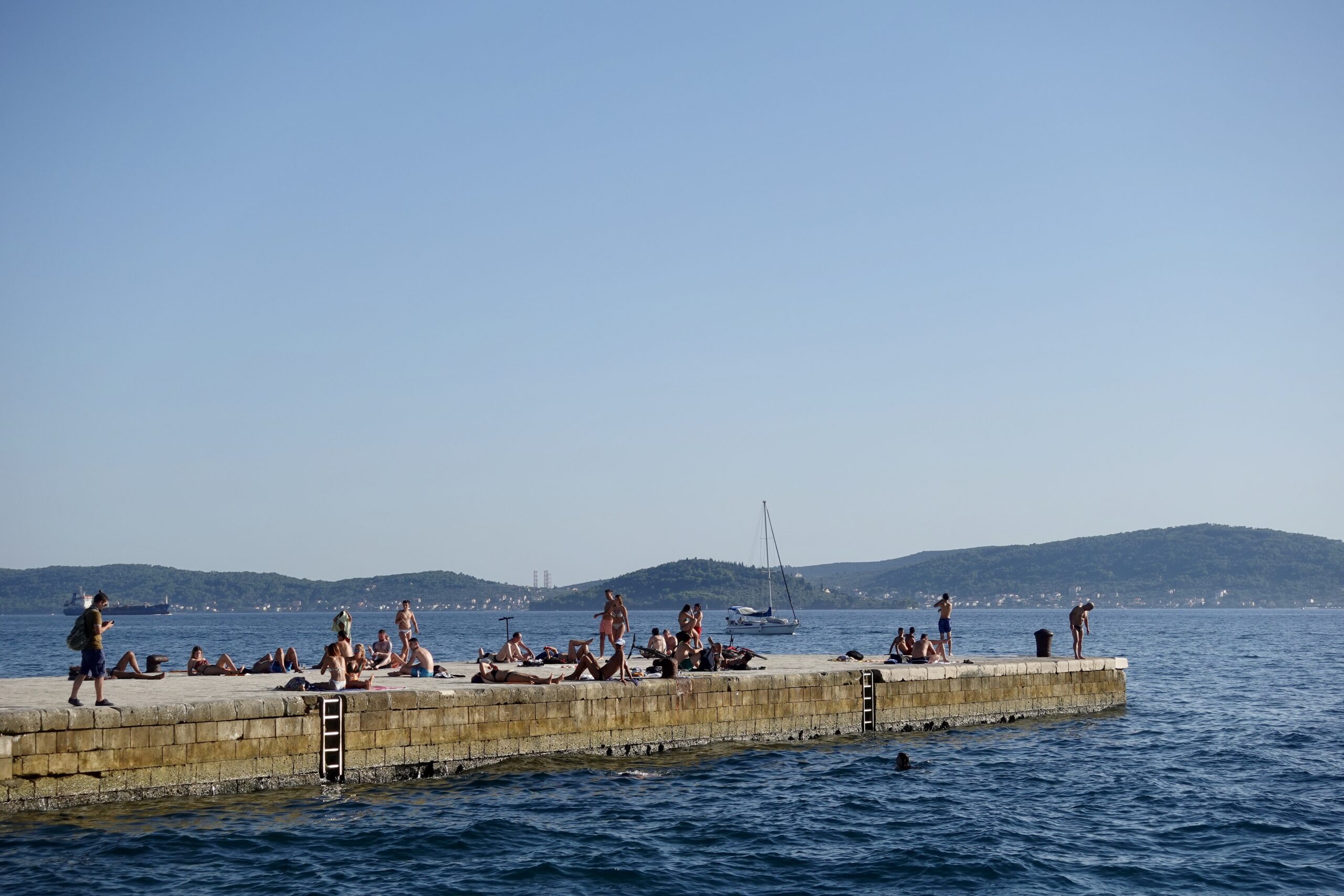 die Promenade von Zadar lädt zum Schwimmen ein