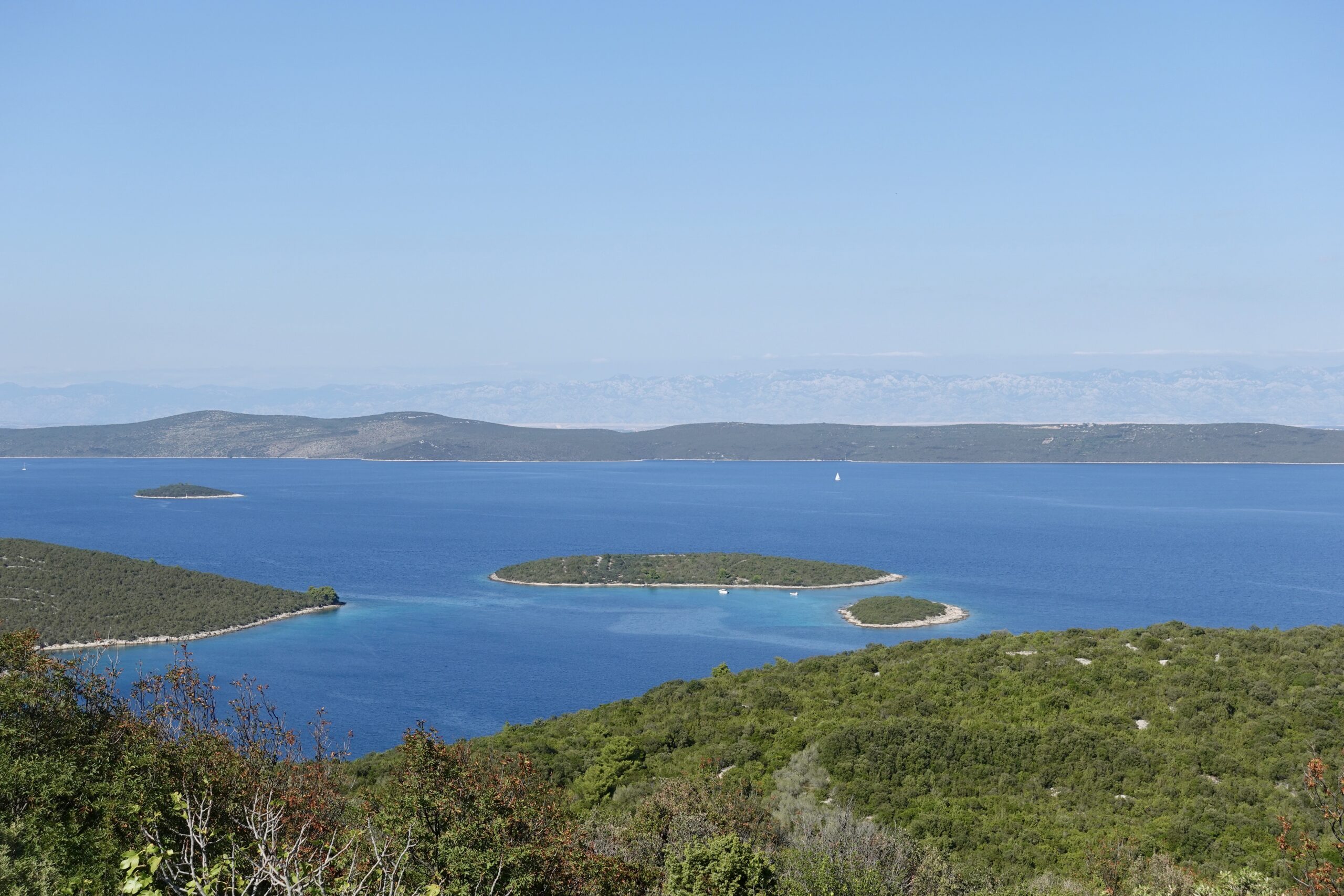 Blick Richtung Festland mit den Bergen im Hintergrund