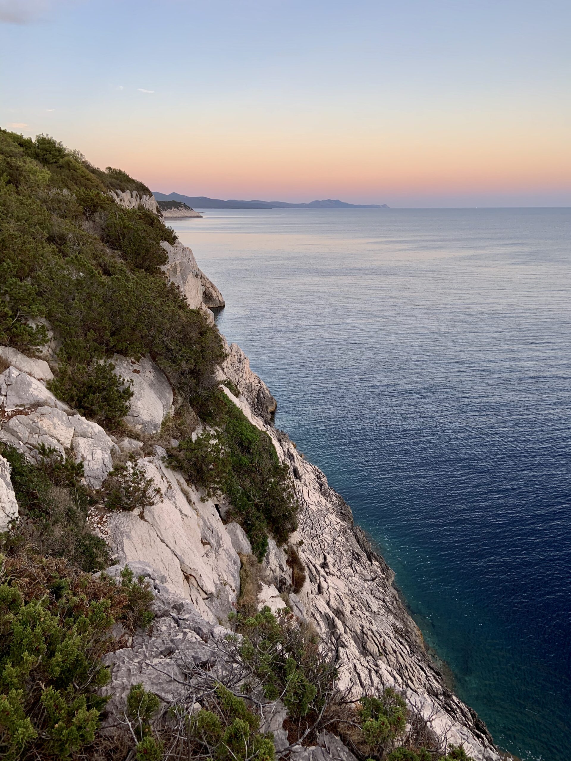 Morgenstimmung bei unserem Schlafplatz auf der Klippe