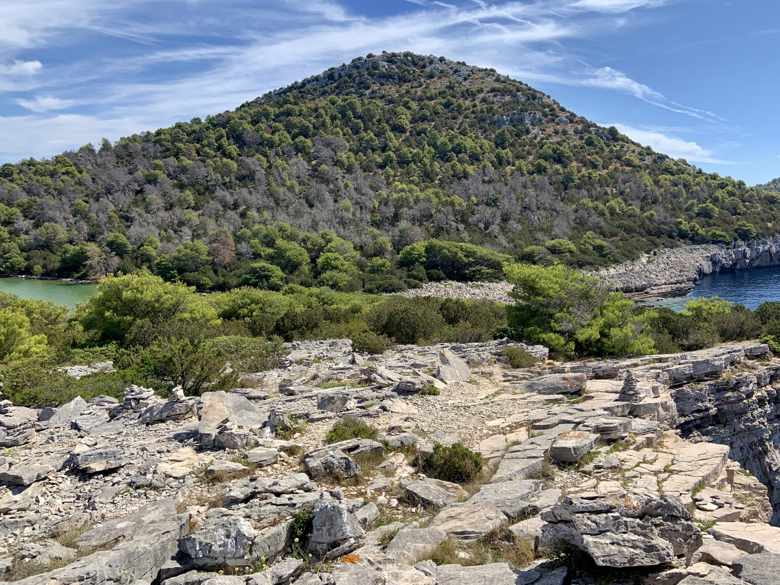 Links Salzsee, rechts Meer