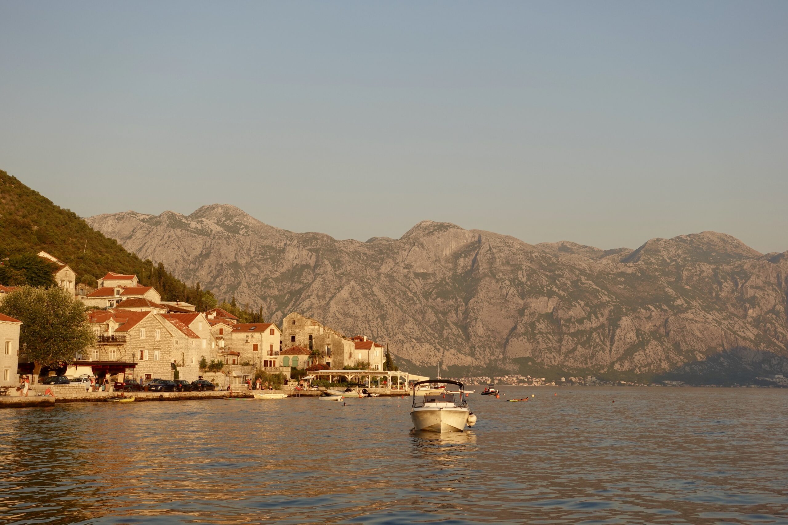 Perast im Abendlicht mit den "schwarzen Bergen" im Hintergrund