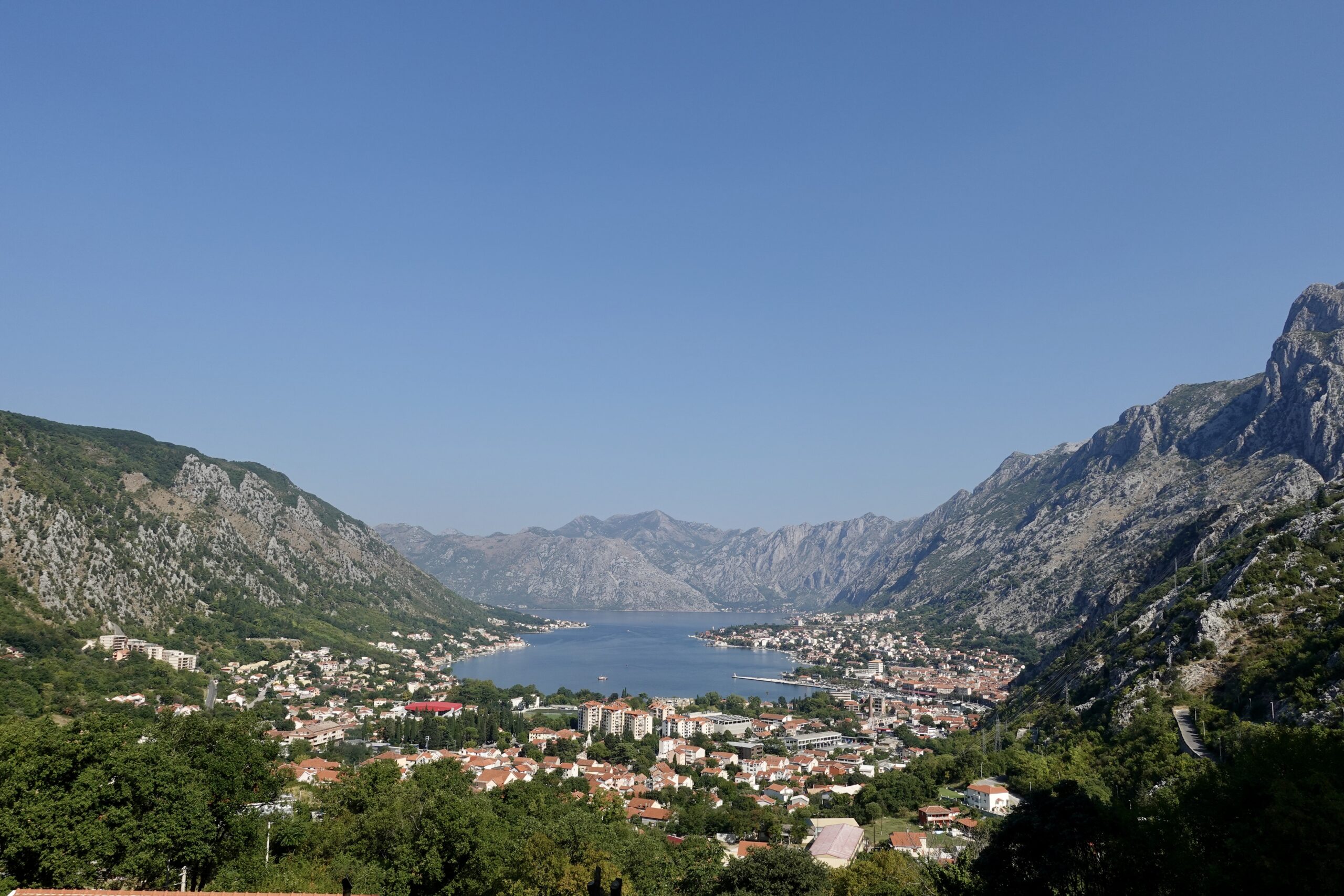 Ausblick über Kotor und das Ende der Bucht von Kotor