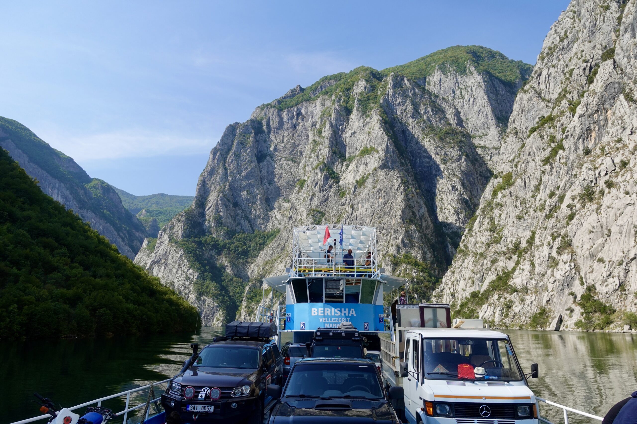 Die Fähre transportiert Autos und Passagiere