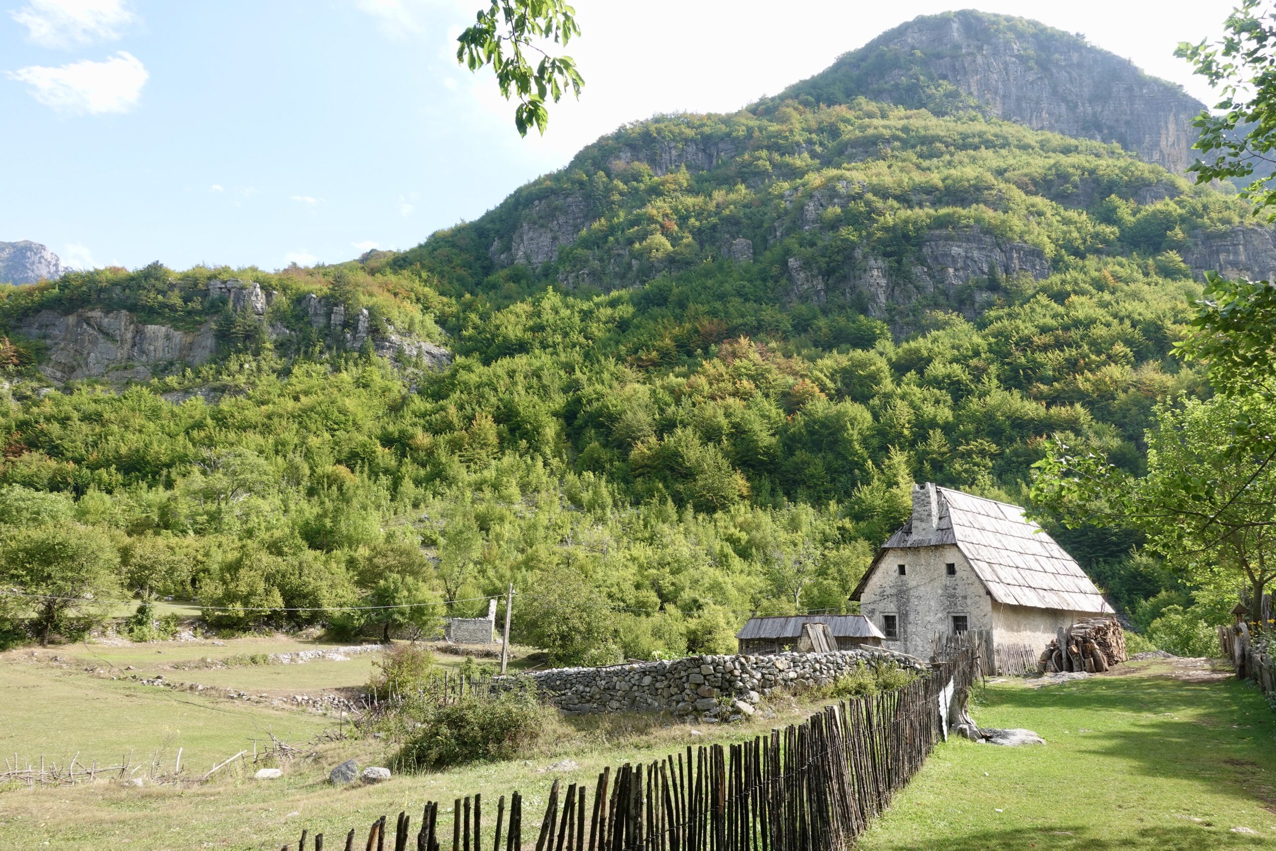 Typisches Haus in den albanischen Alpen