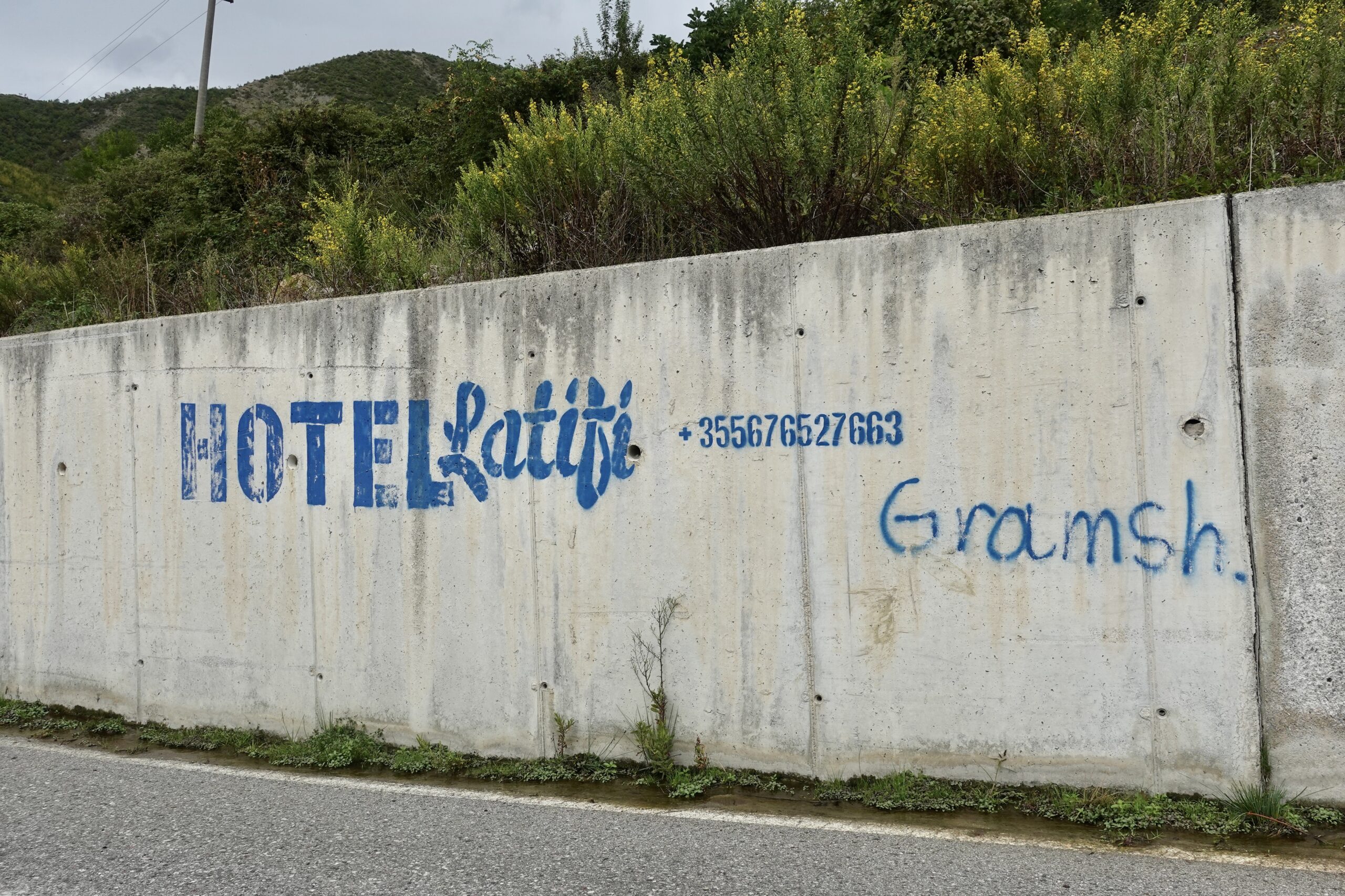 Werbung für ein Hotel findet sich oftmals bereits 30 km im Voraus entlang der Strasse