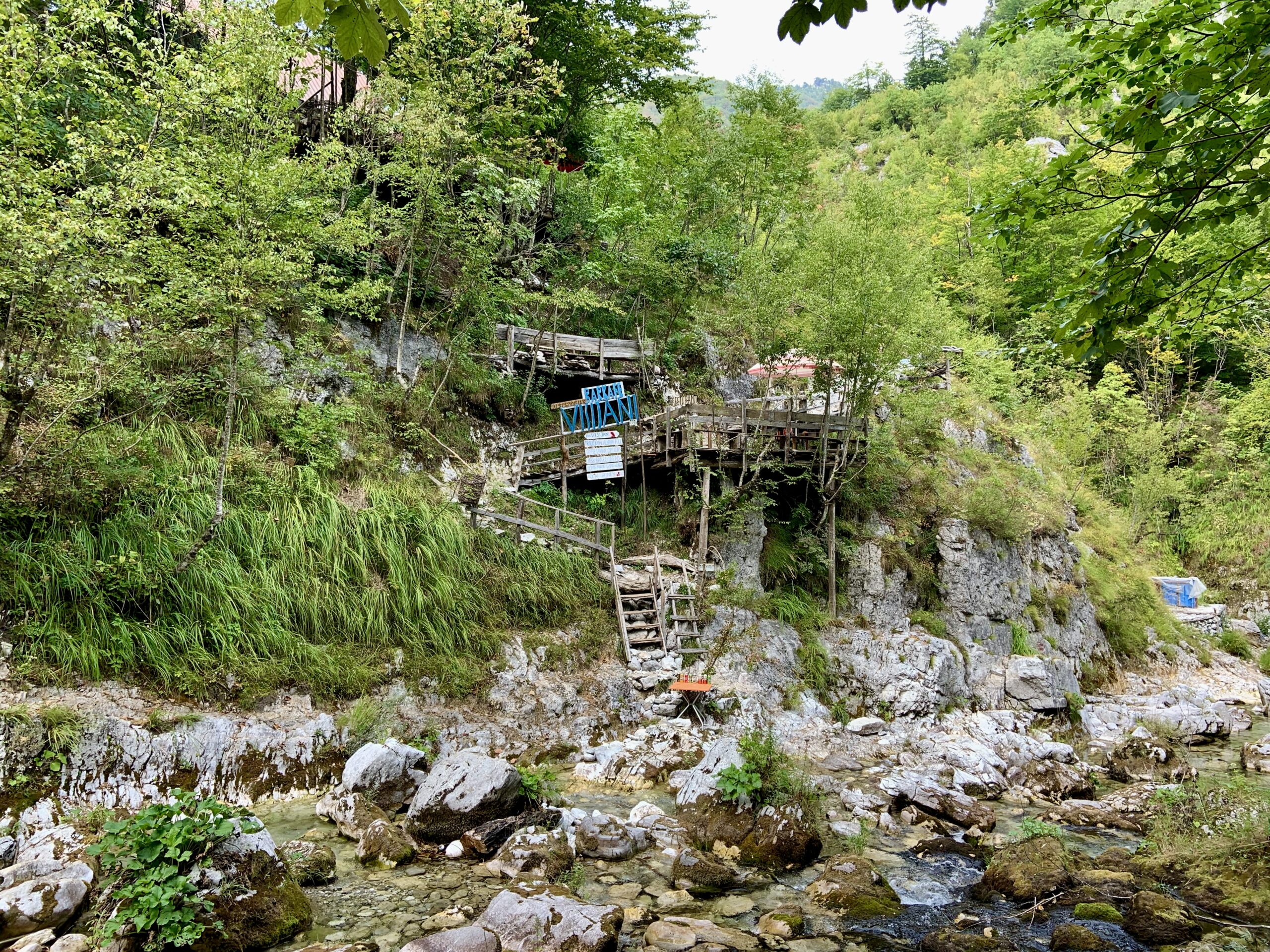 Abenteuerliches Restaurant beim "Blauen Auge"