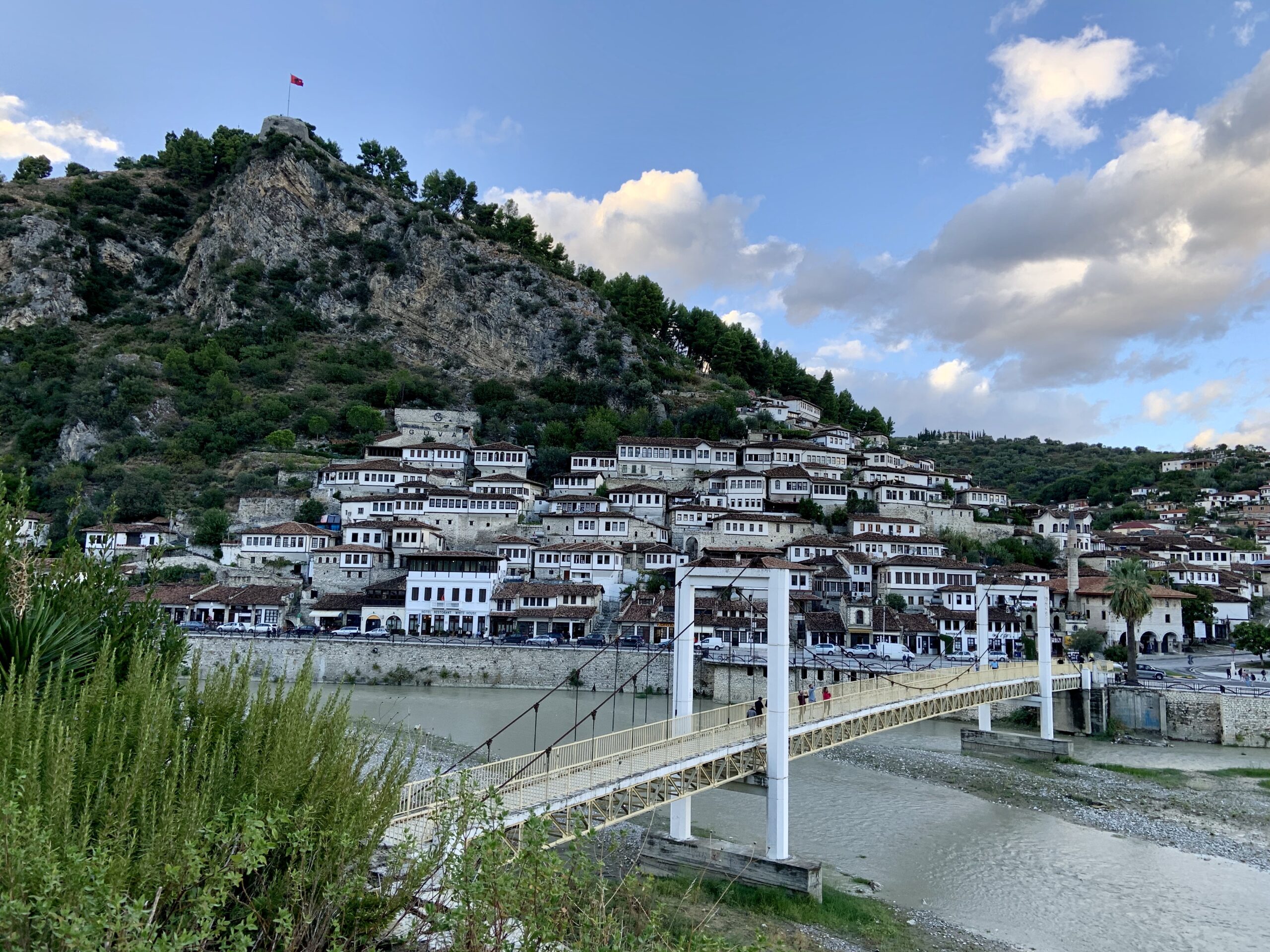 Blick aufs Viertel Mangalemi mit der Fussgängerbrücke im Vordergrund