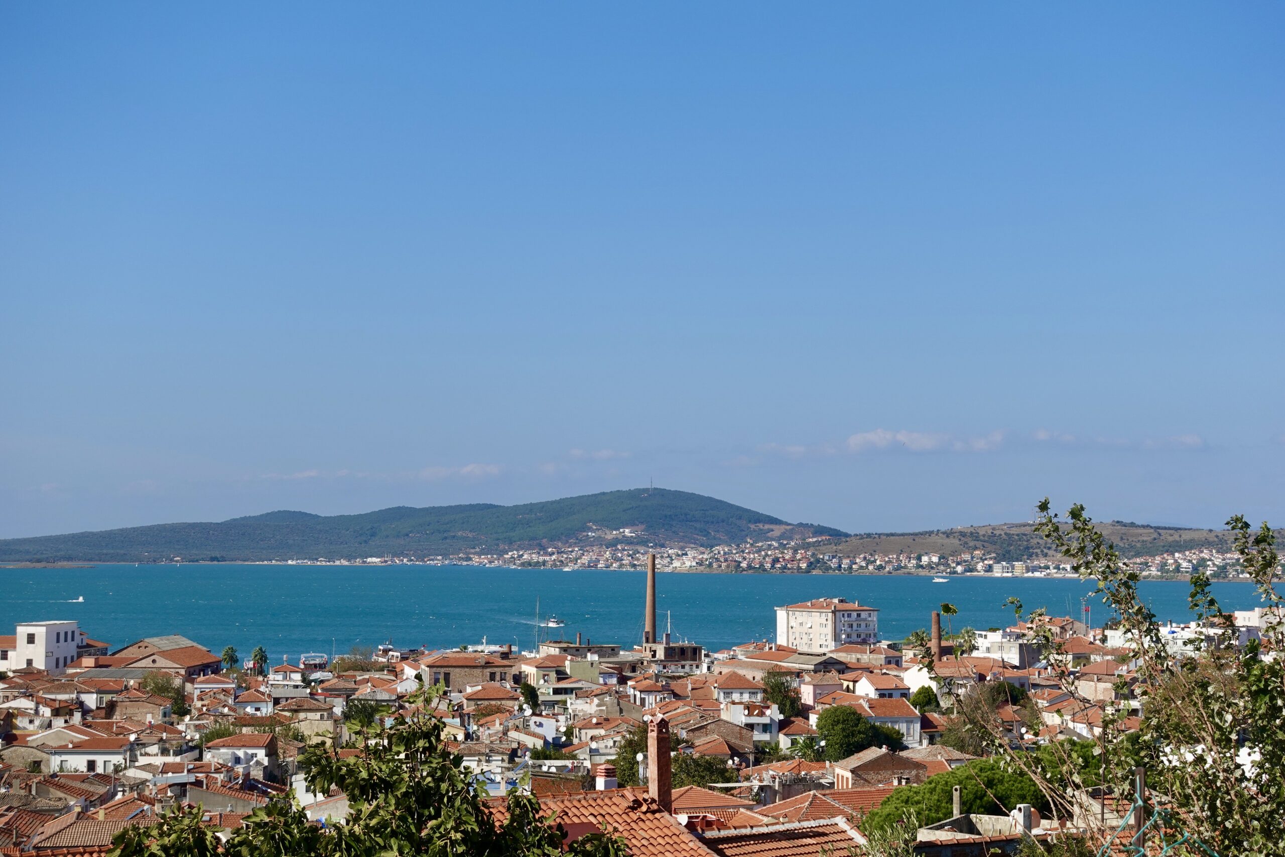 Blick auf Ayvalik und die alte Olivenölfabrik