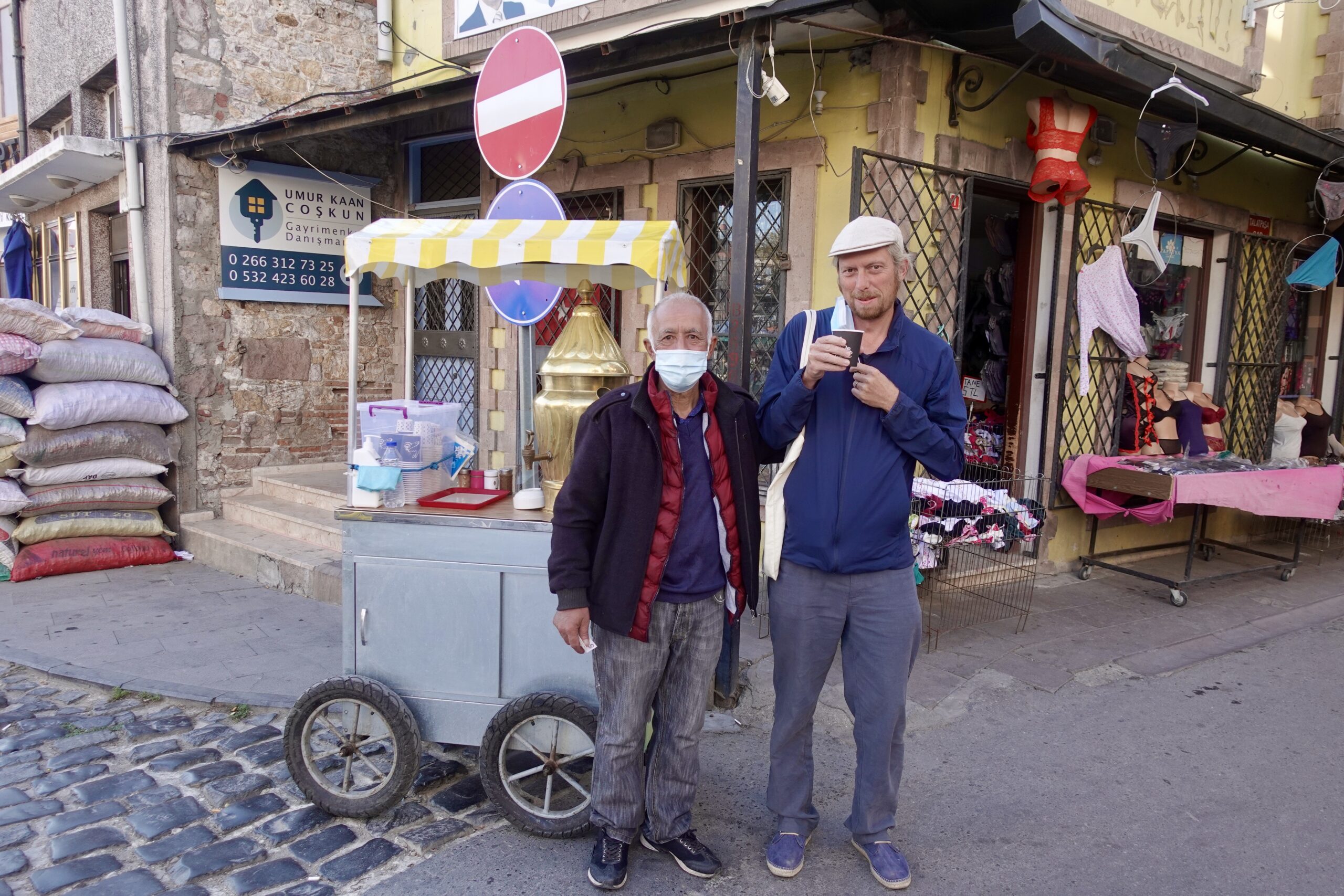 Ein mobiler Sahlep-Stand (warmes Milchgetränk im Orient)