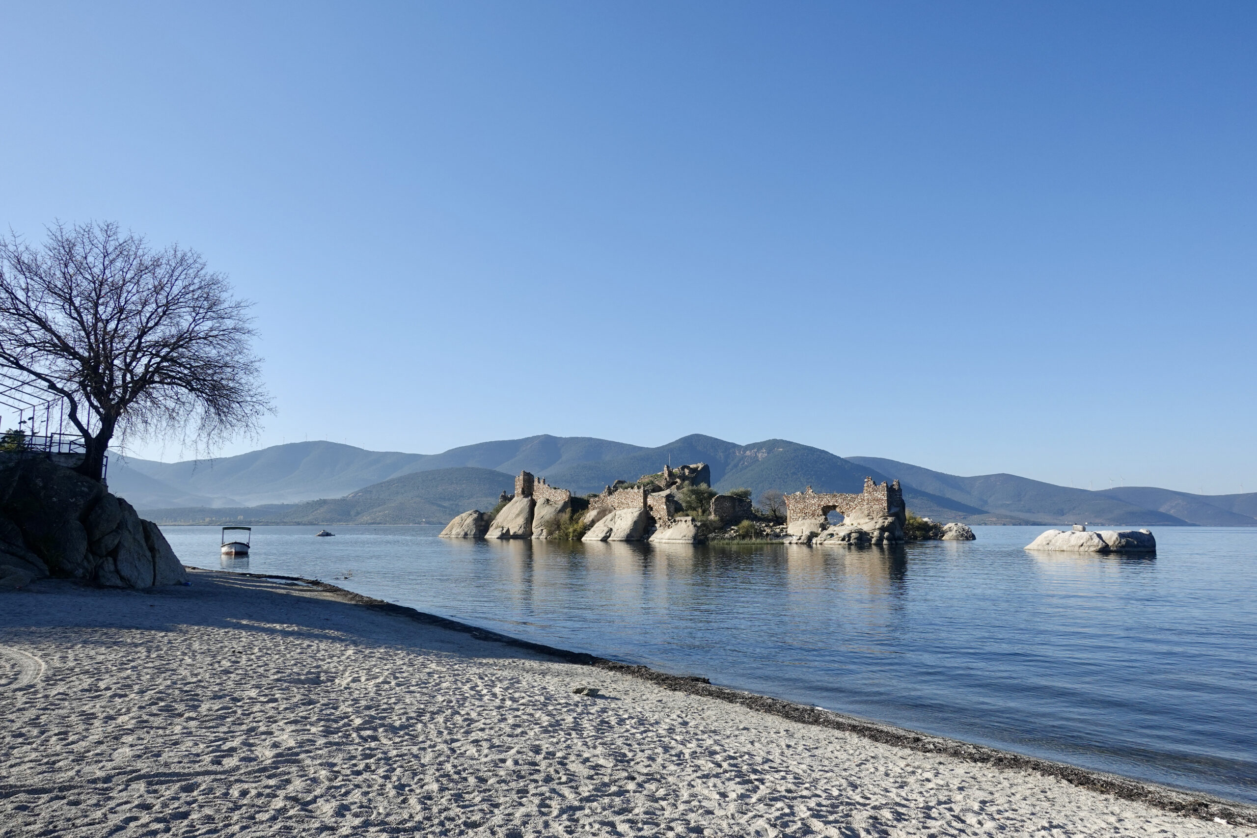 Hausstrand bei unserer Unterkunft, der Hafen von Kapıkırı