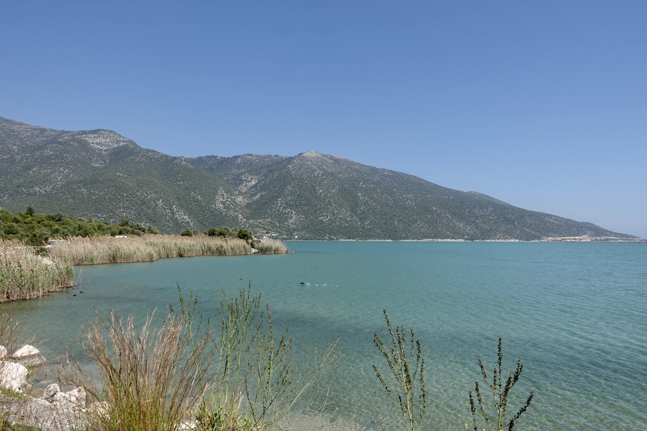 Route along a lagoon