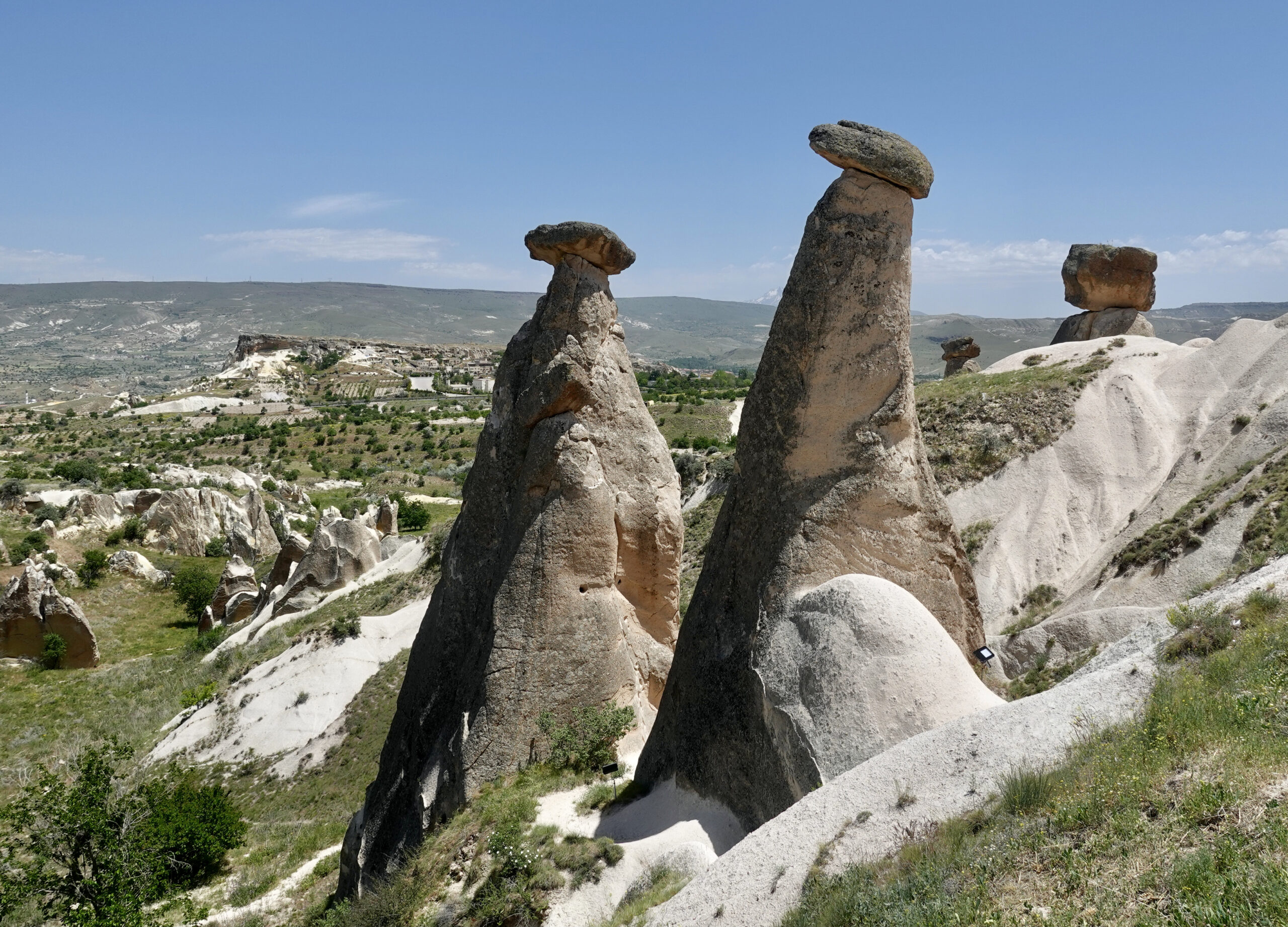 Kurz nach Ürgüp geht es los mit den bizarren Felsen