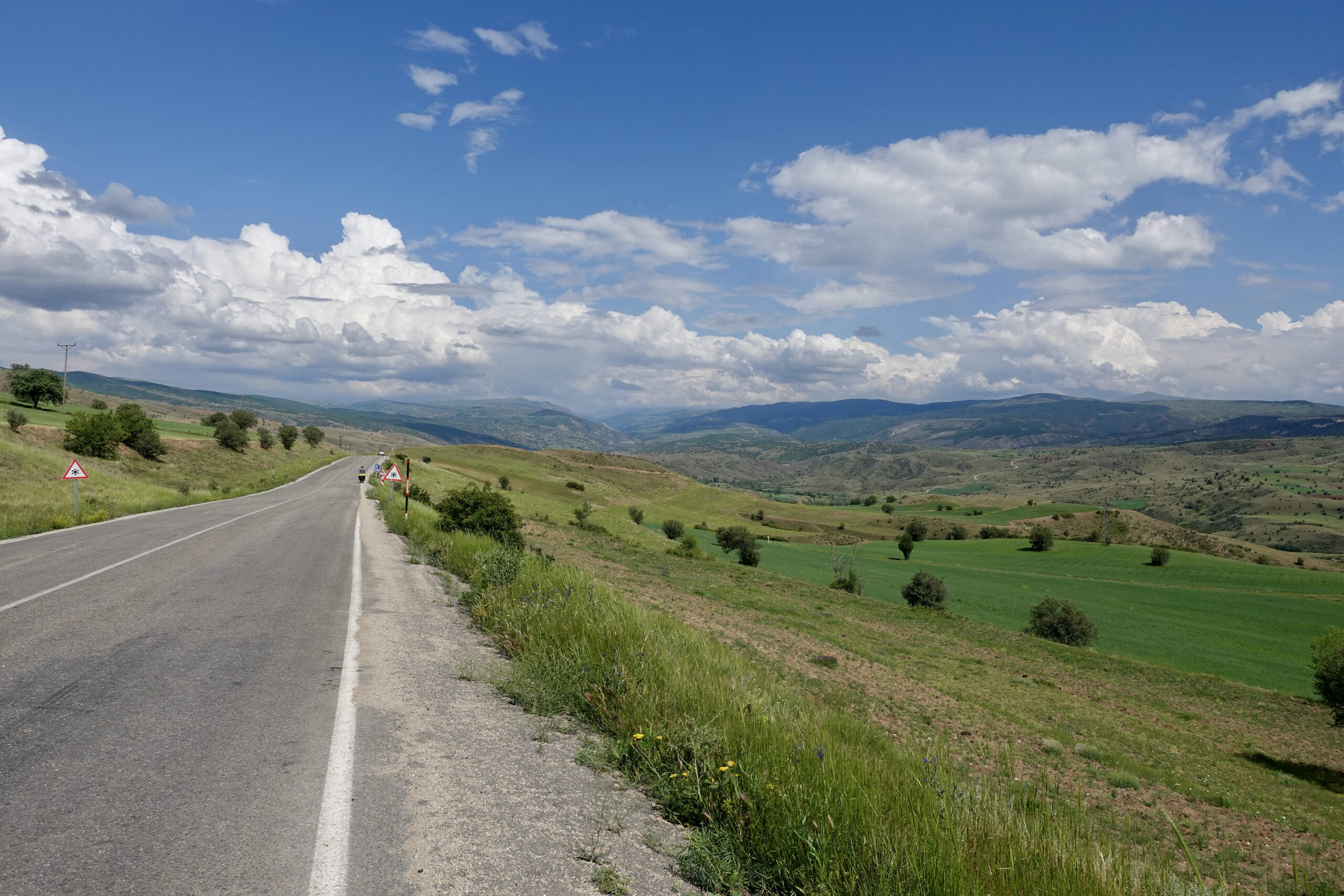 Die Landschaft war sehr hügelig, somit auch die Strasse