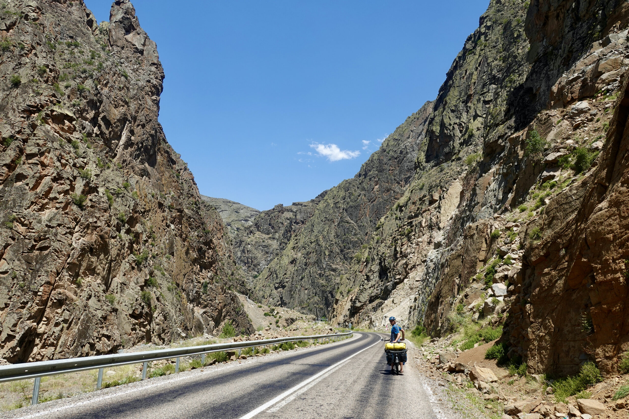 Spectacular canyon along the Çoruh to Ispir