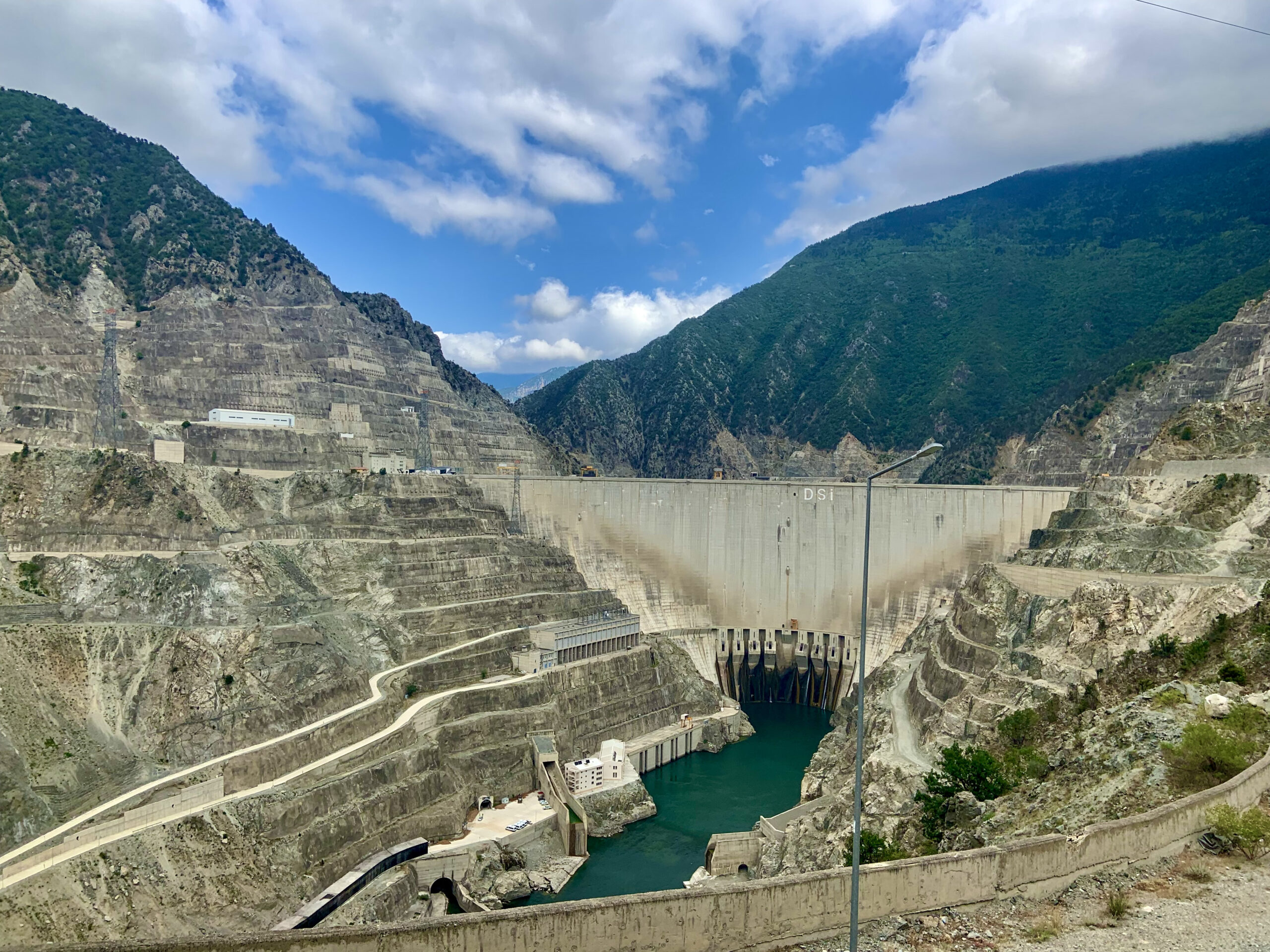 Staudamm vor Artvin, danach ändert sich die Landschaft