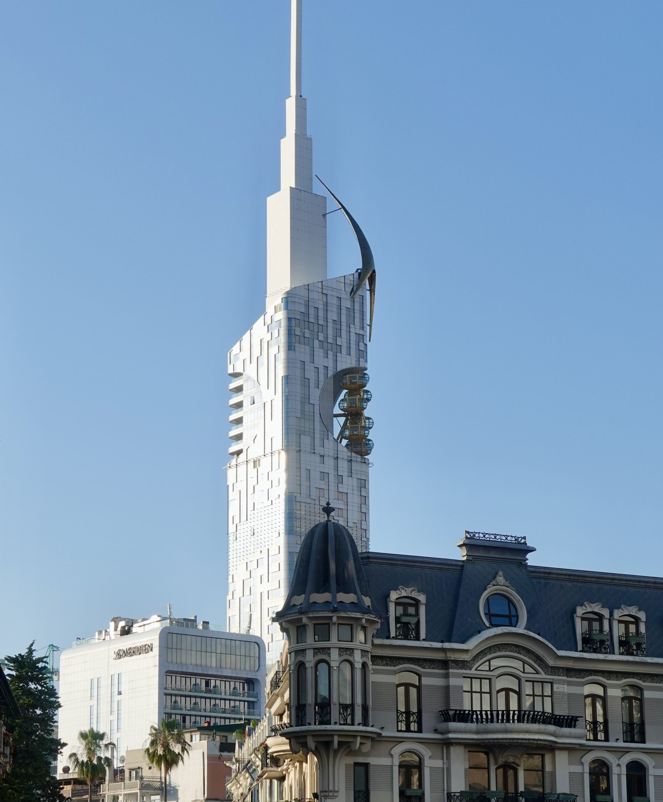 Skyscraper with integrated Ferris wheel