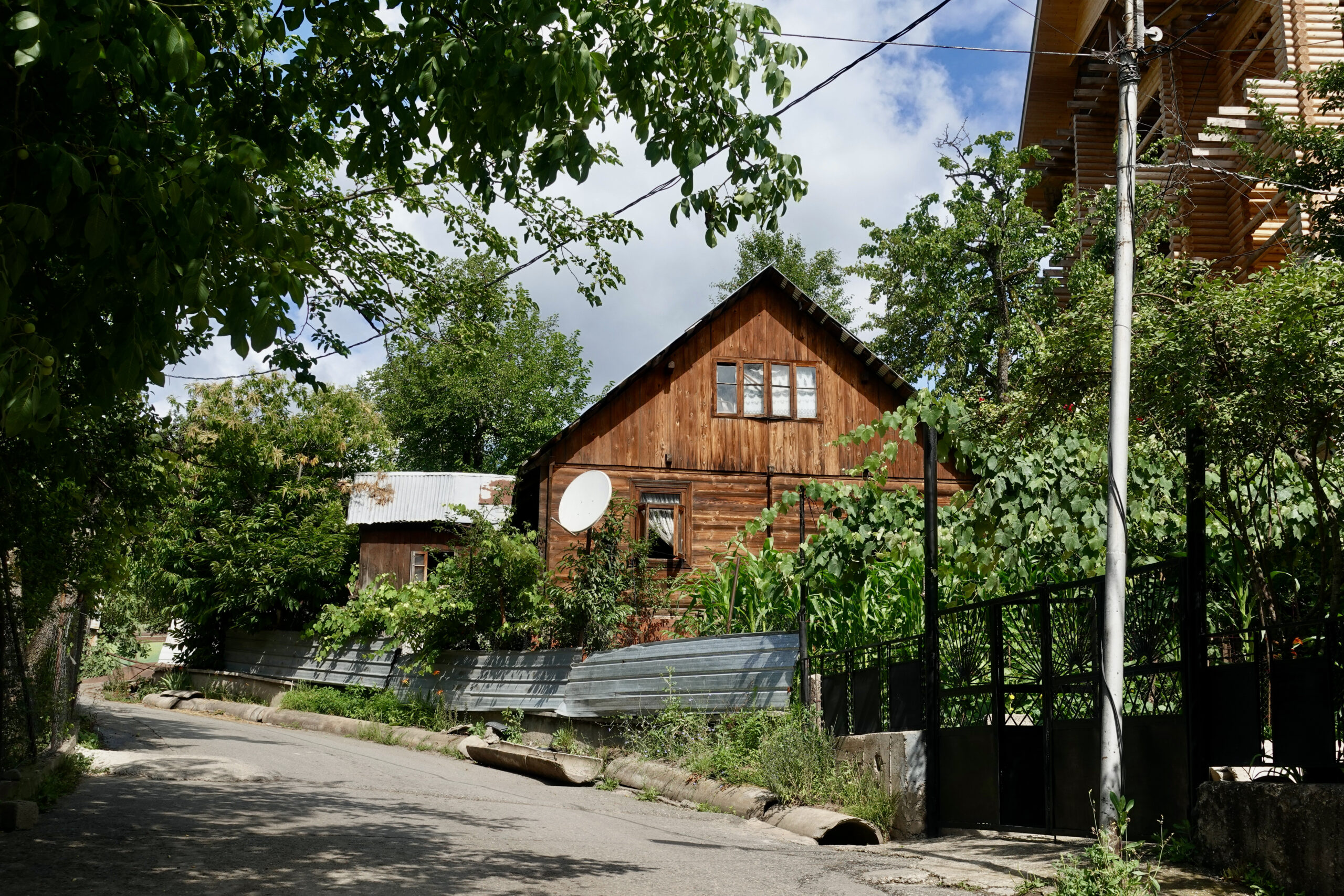 Strasse der Guesthouses in Khulo.