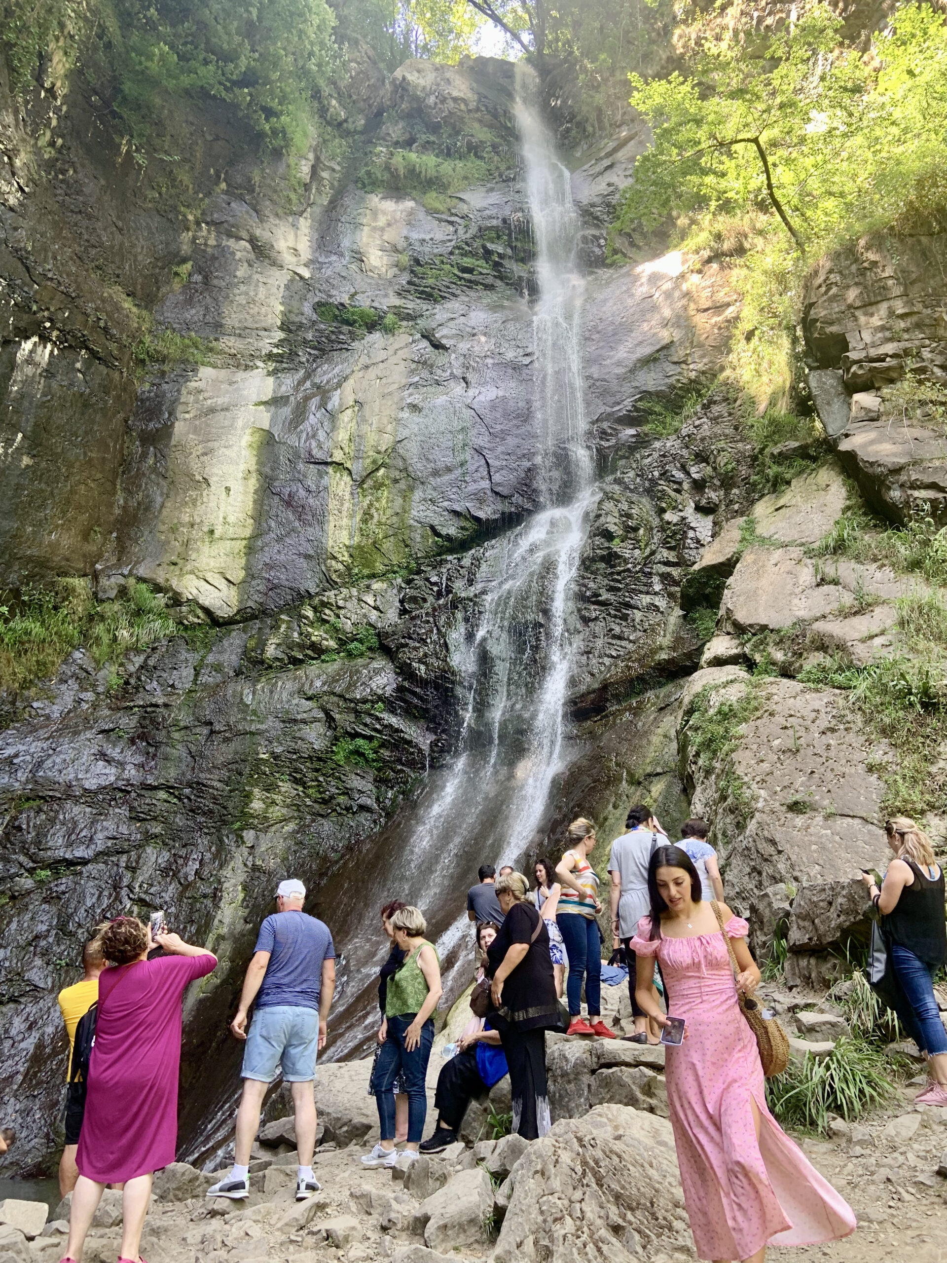 Ausflug zum Wasserfall in den schönsten Kleidern