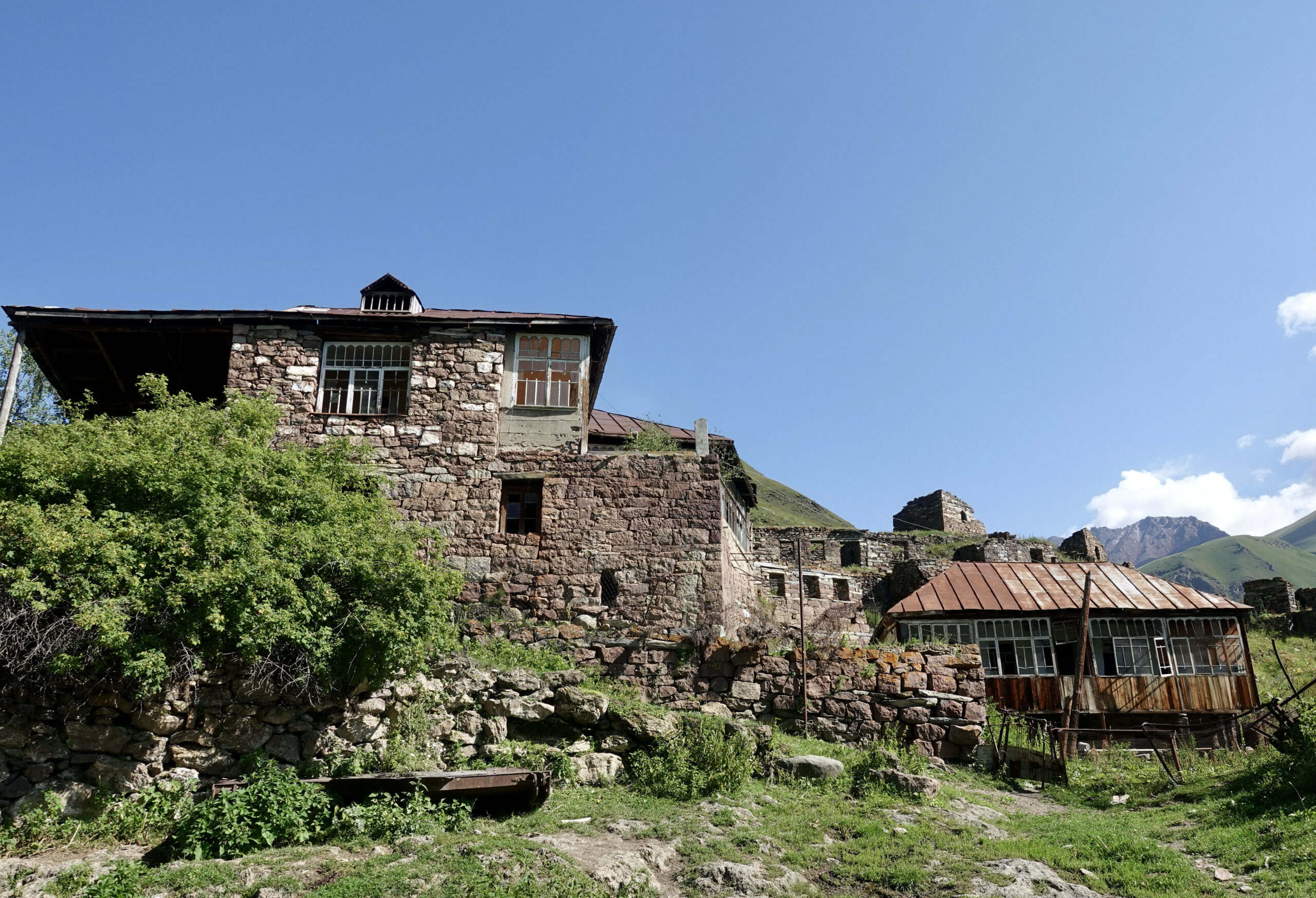 Village Gergeti, from here begins the trail to the church