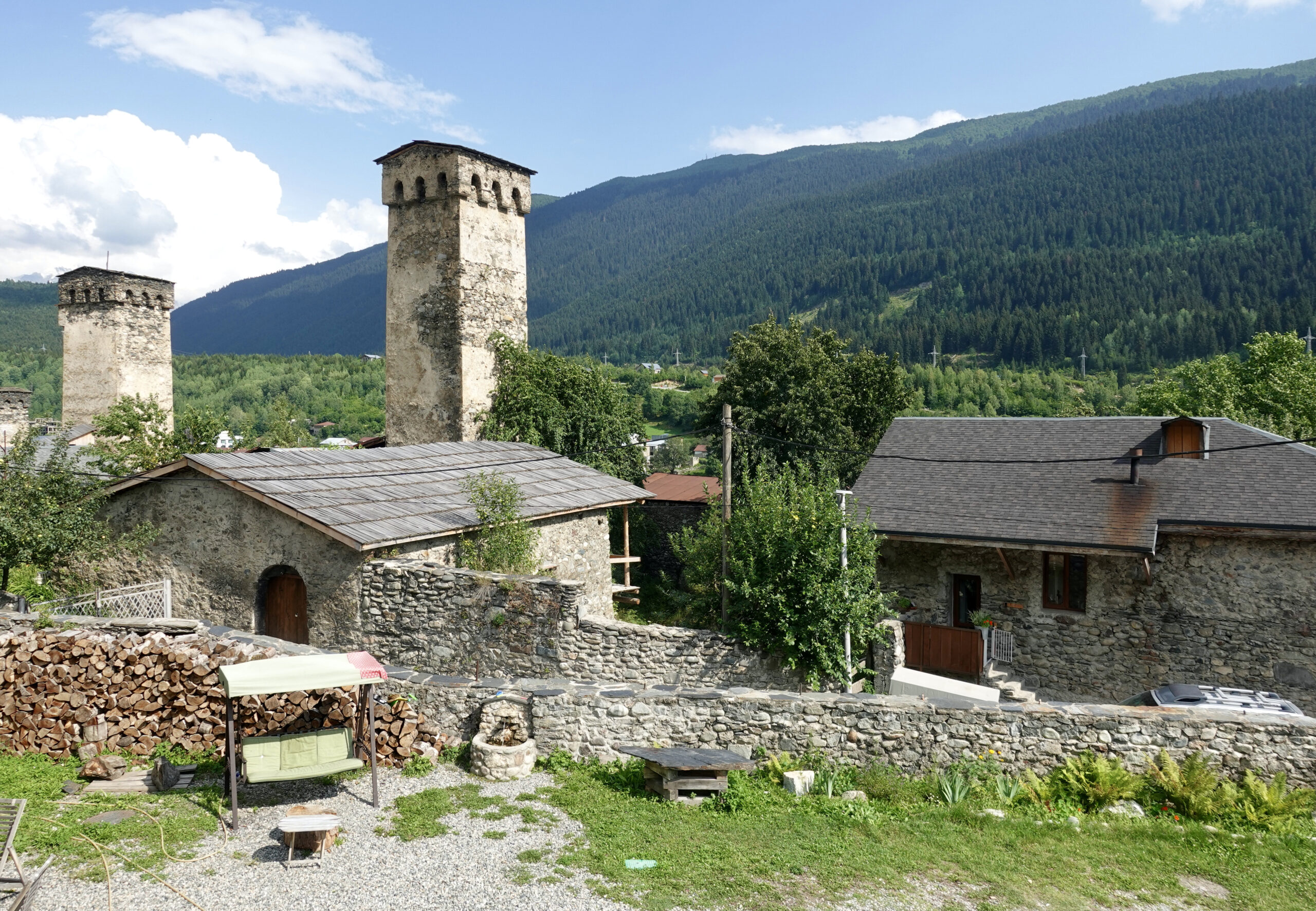 Ausblick vom Bapsha Guesthouse in Mestia