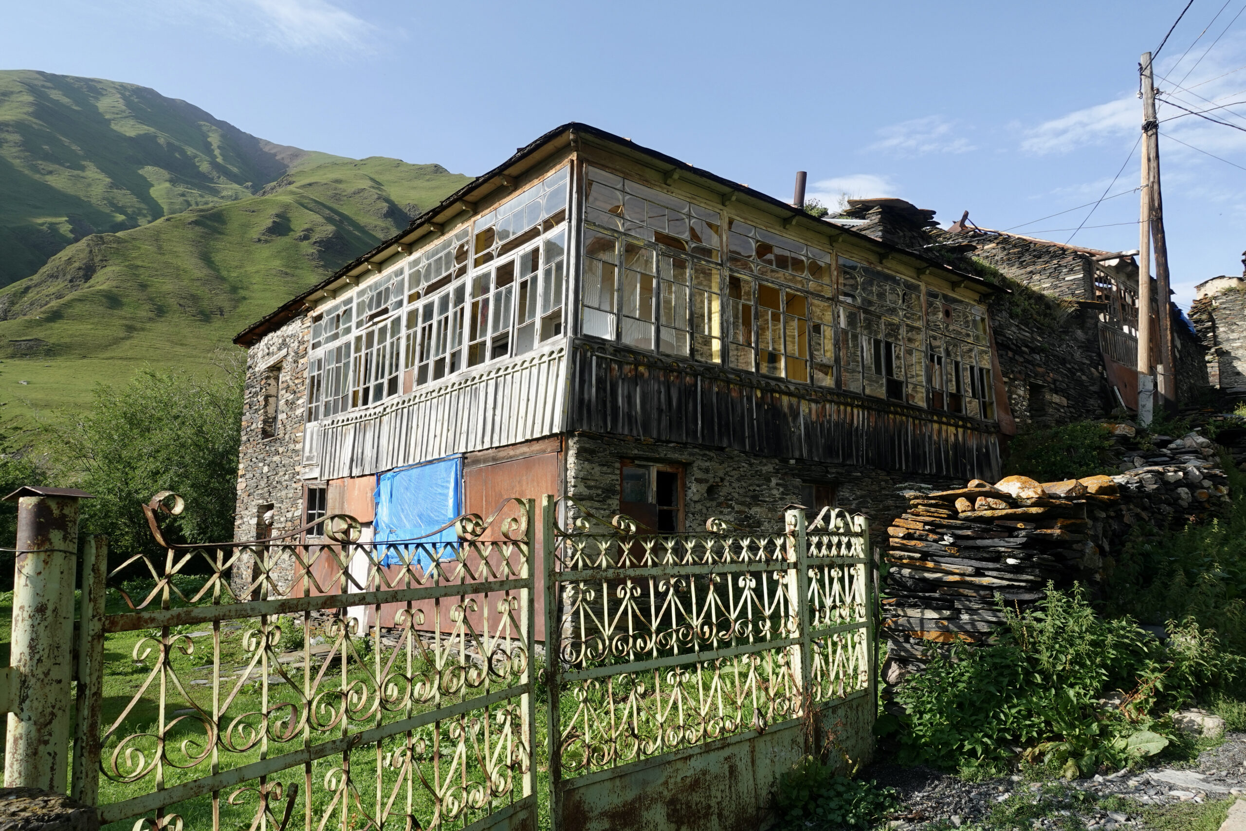 Typisches Haus in Westgeorgien mit "Shushabandi" (Glasbalkon)