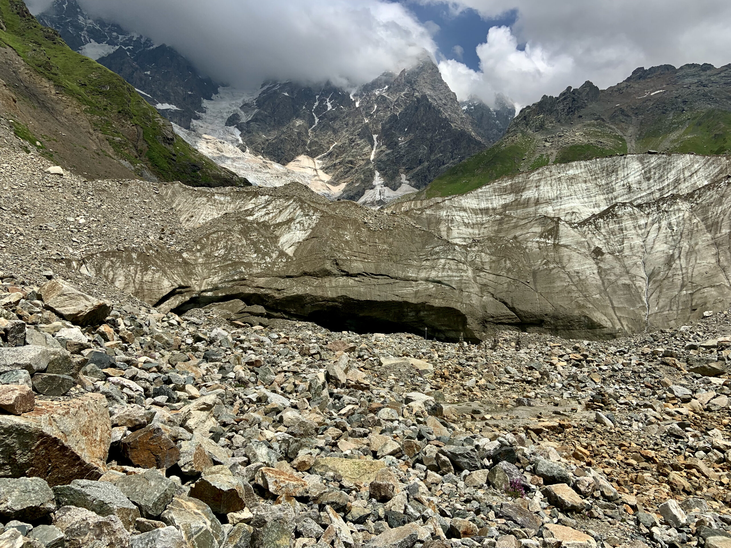 Bei der Gletscherzunge vom Schchara-Gletscher