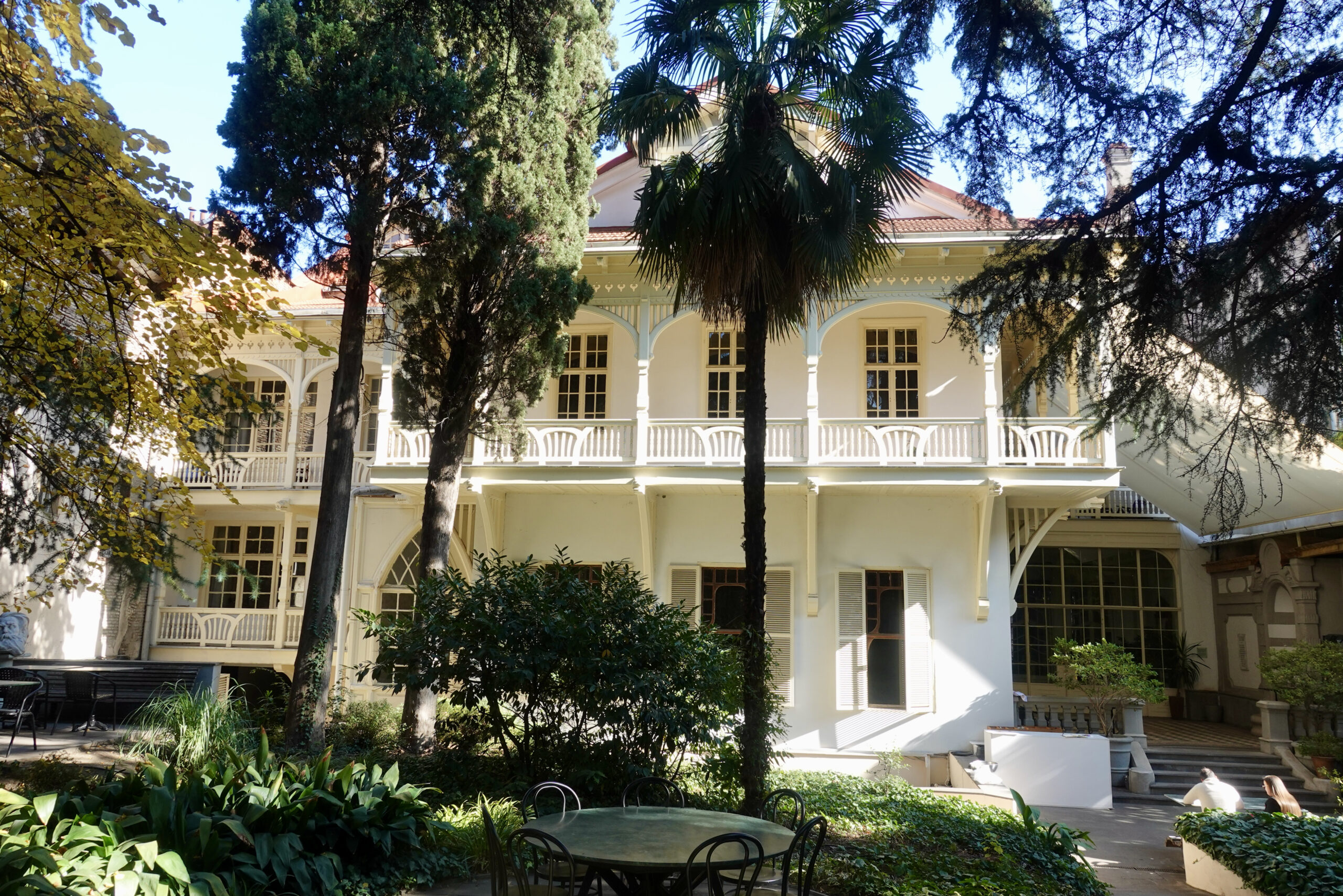 Garten vom Café Littera mit dem Writer's House