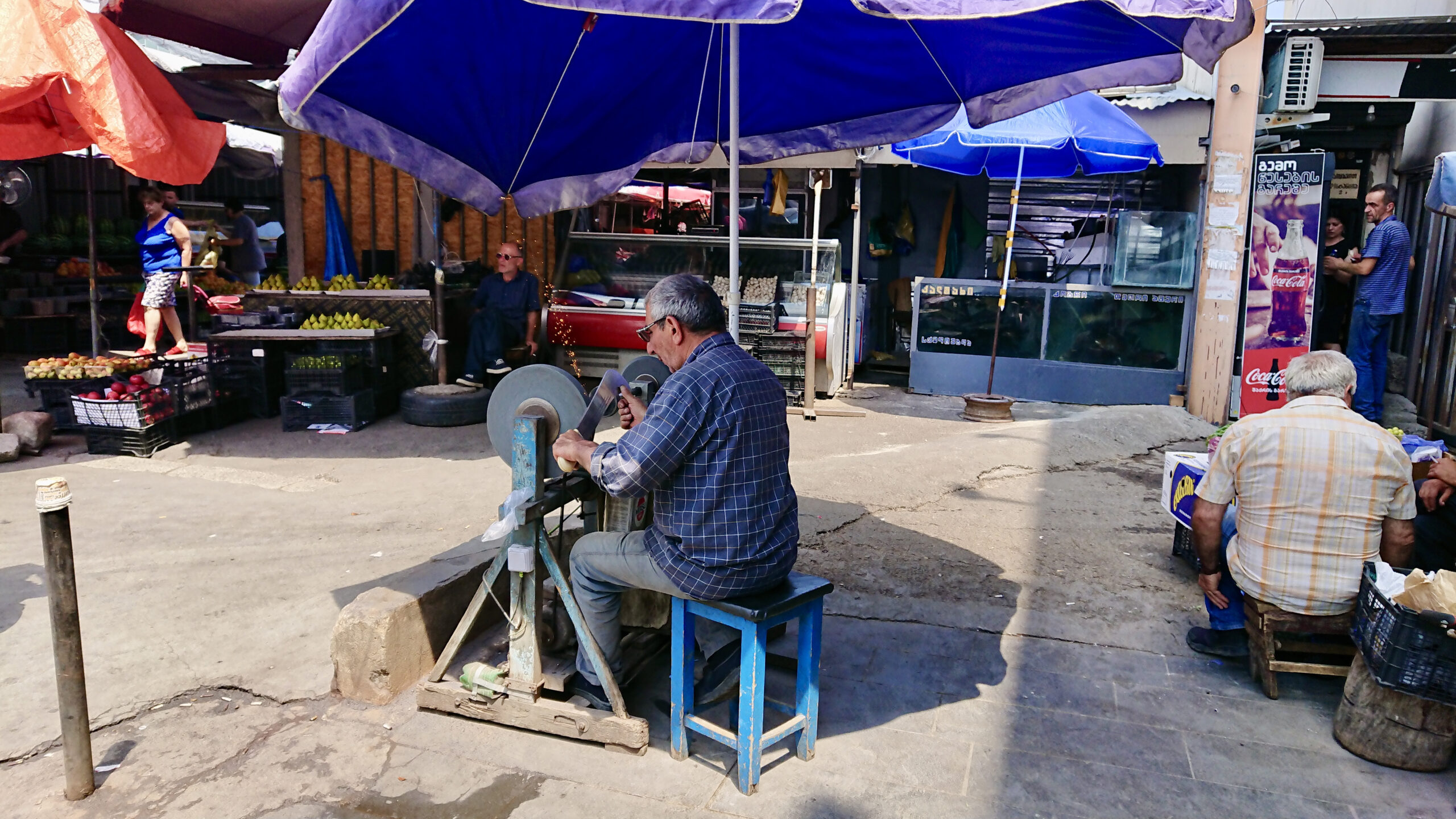 Knife sharpener at the Dezerter Bazar