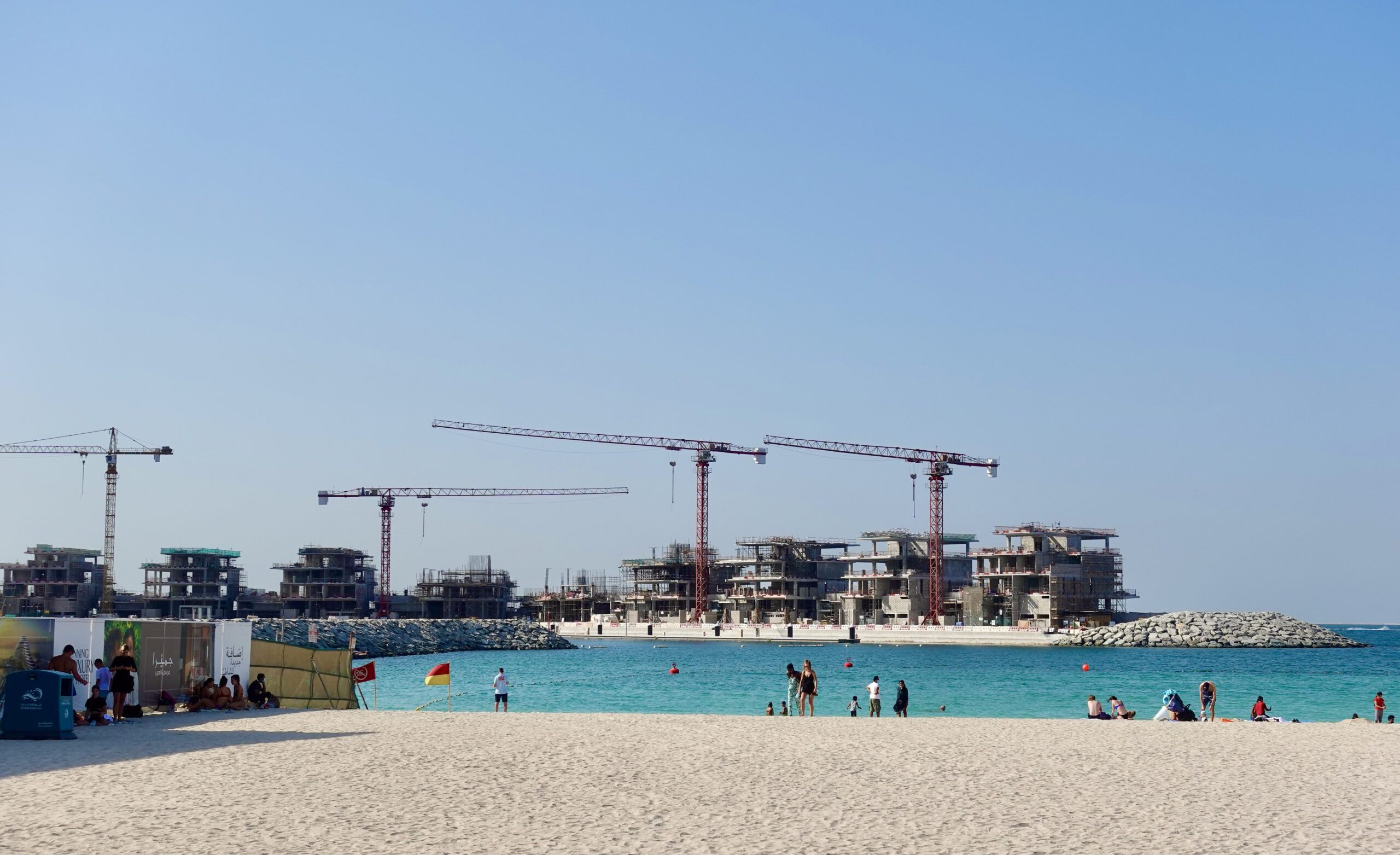 Strand mit Baustelle