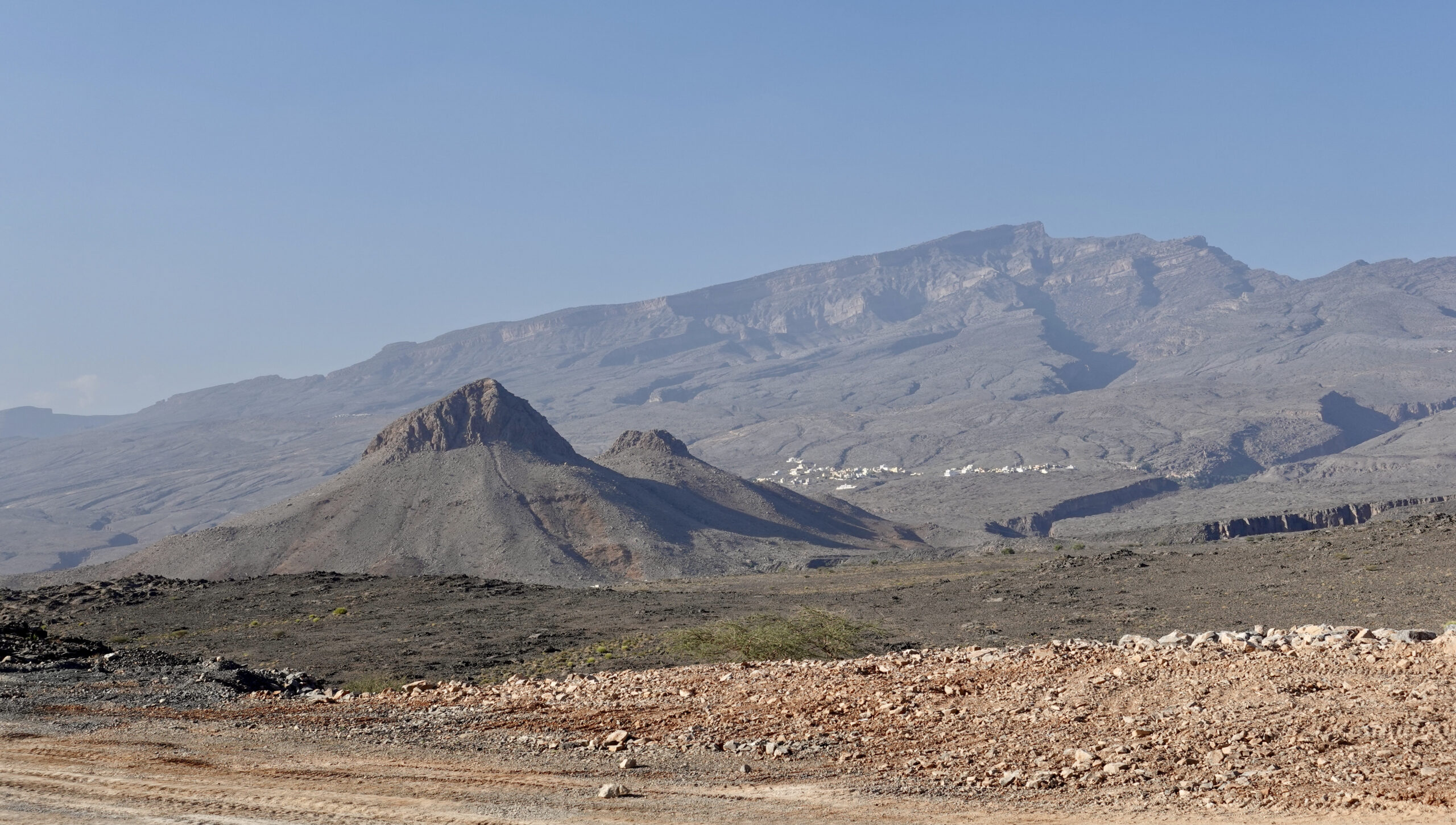 On the mountain you can already see the village Misfat al Abriyyn