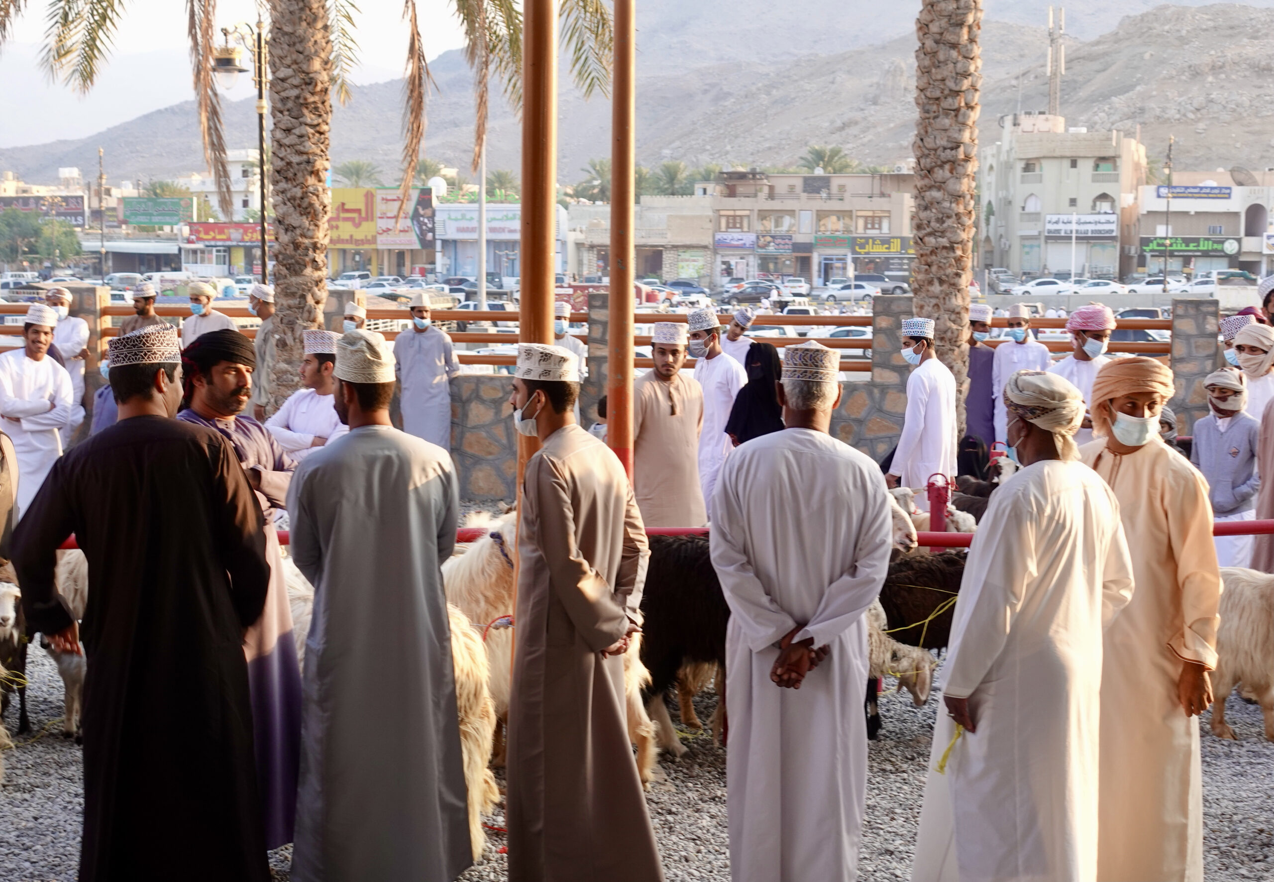 Männer in traditioneller omanischer Kleidung