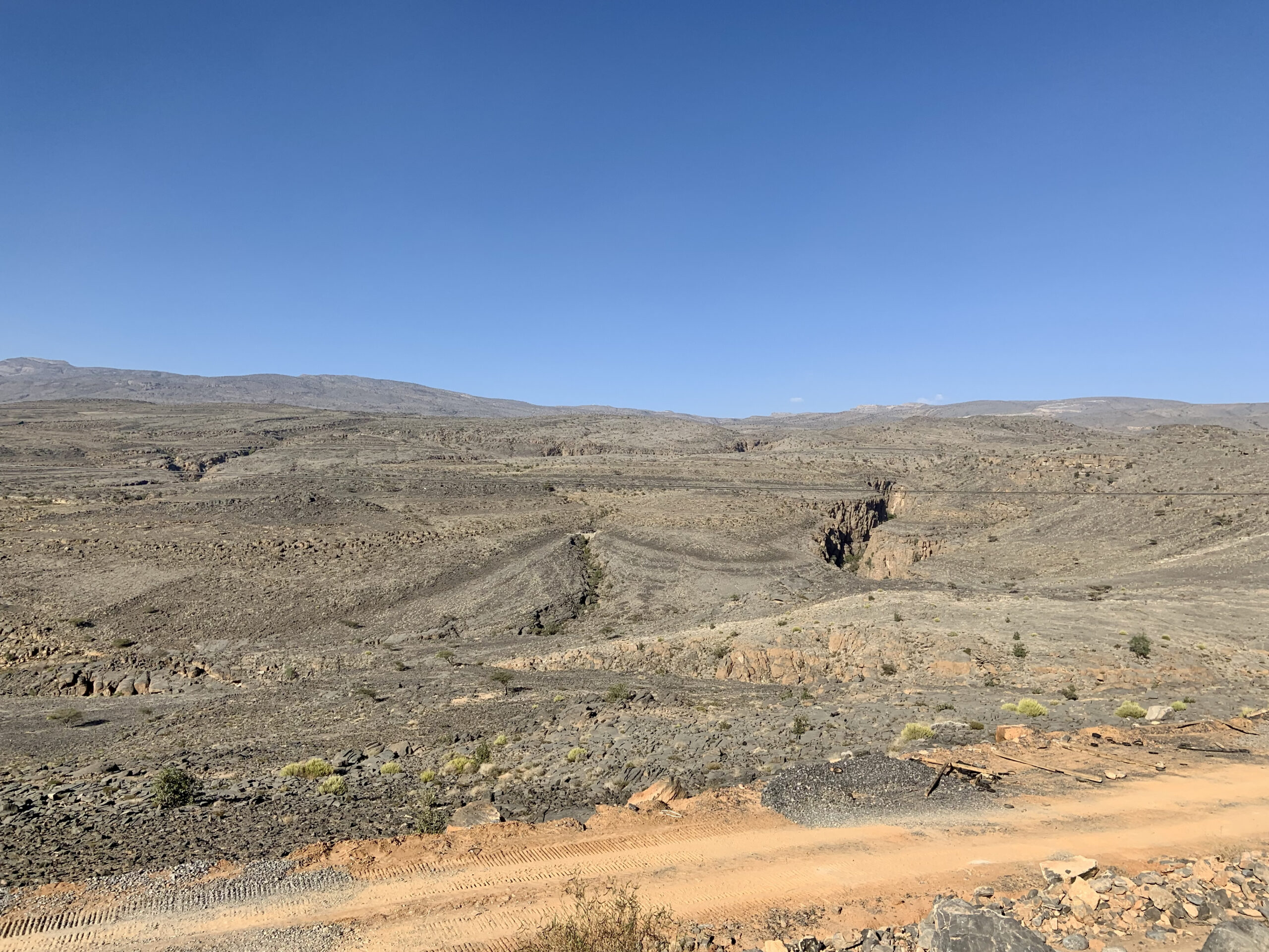 Auf der anderen Seite erwartet uns eine Mondlandschaft