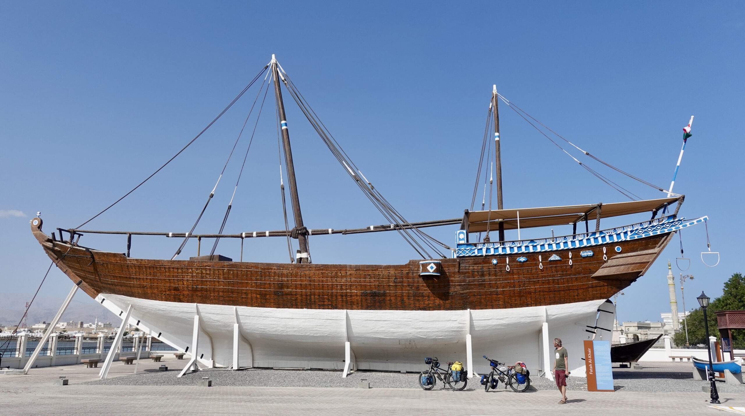 Mit dieser Dhow wurden Fahrten bis nach Ostafrika unternommen