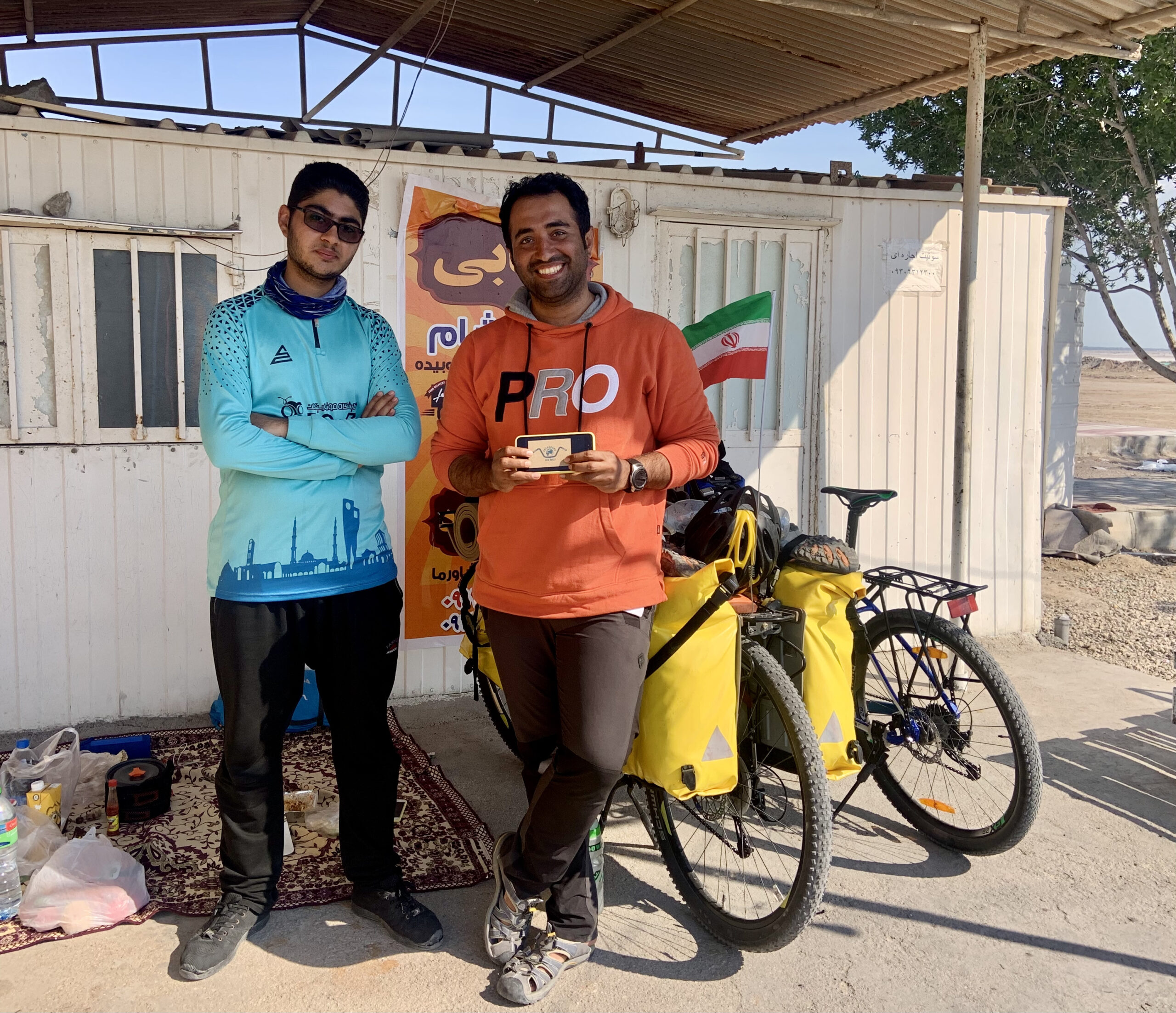 Wir treffen andere Radtouristen aus dem Iran