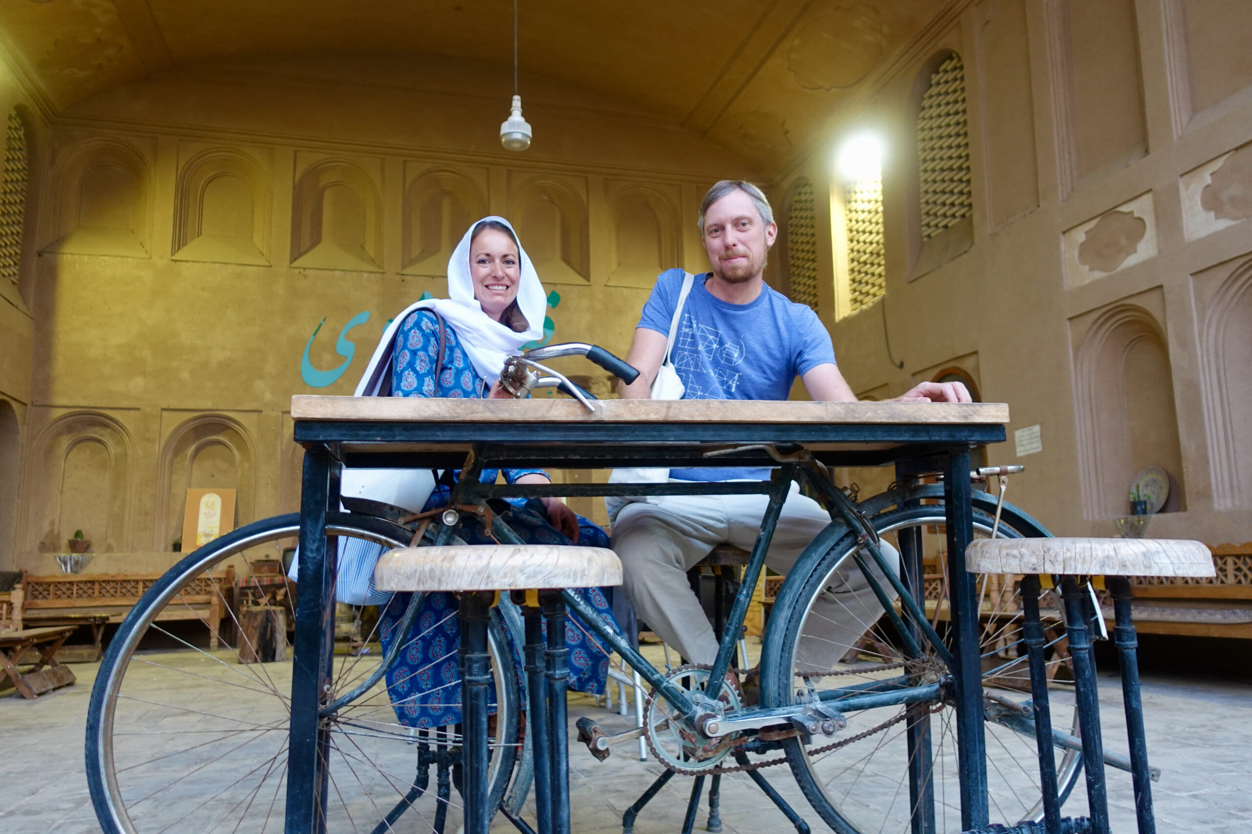 Tisch mit Fahrrad-Deko in Yazd