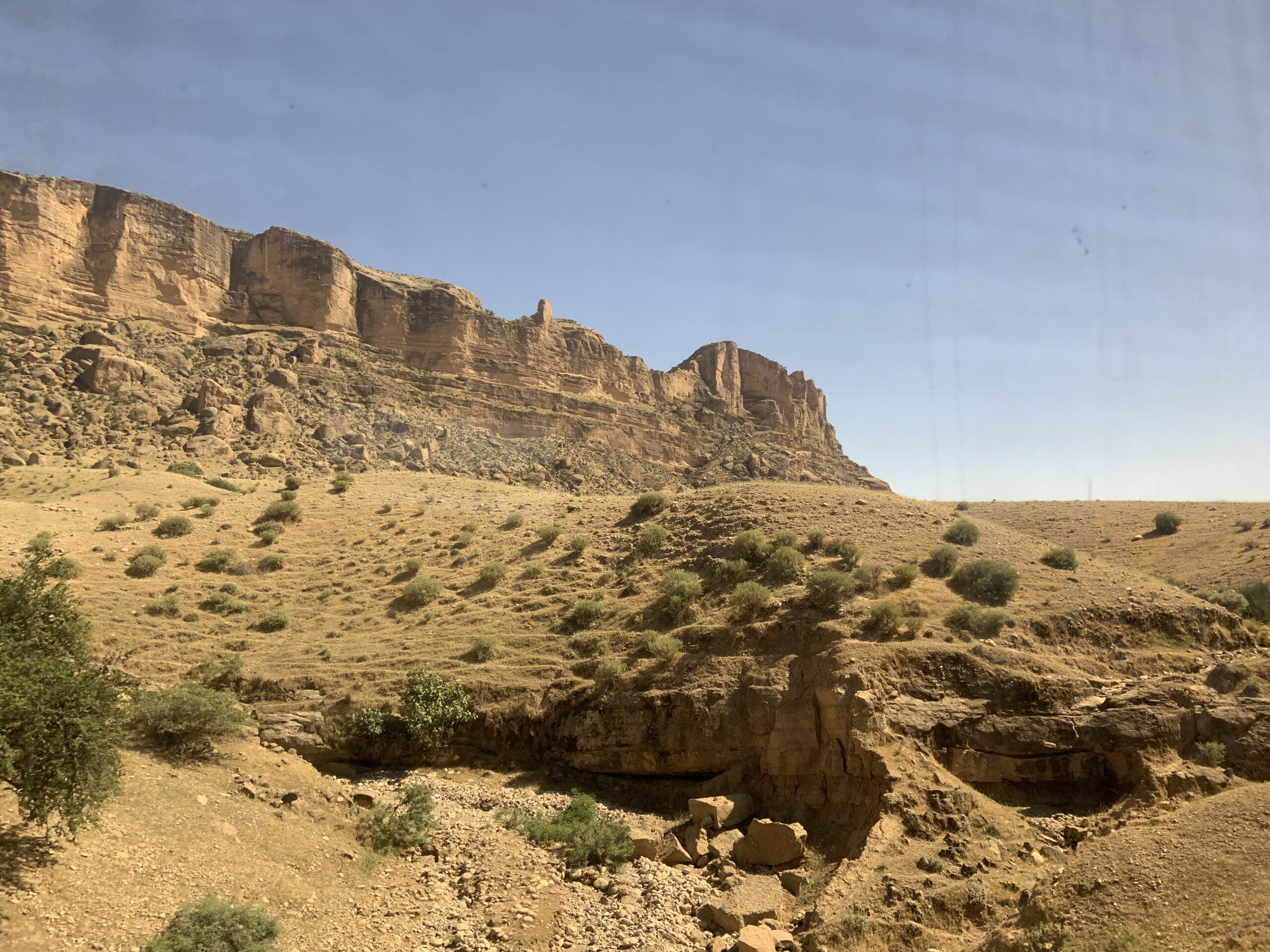 Zuerst geht es durch eine wüstenähnliche Landschaft...