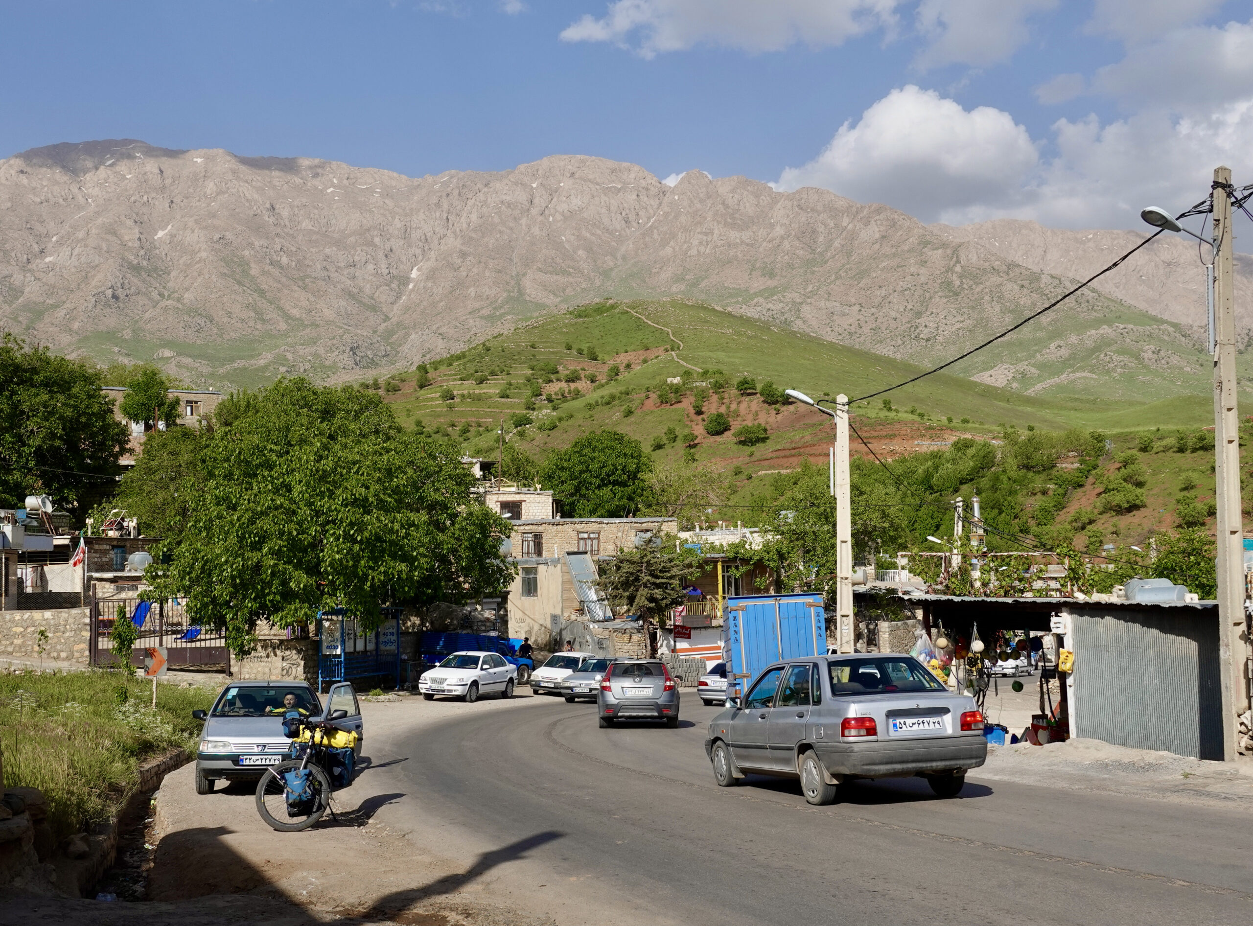 Crowded roads between Ravansar and Paveh