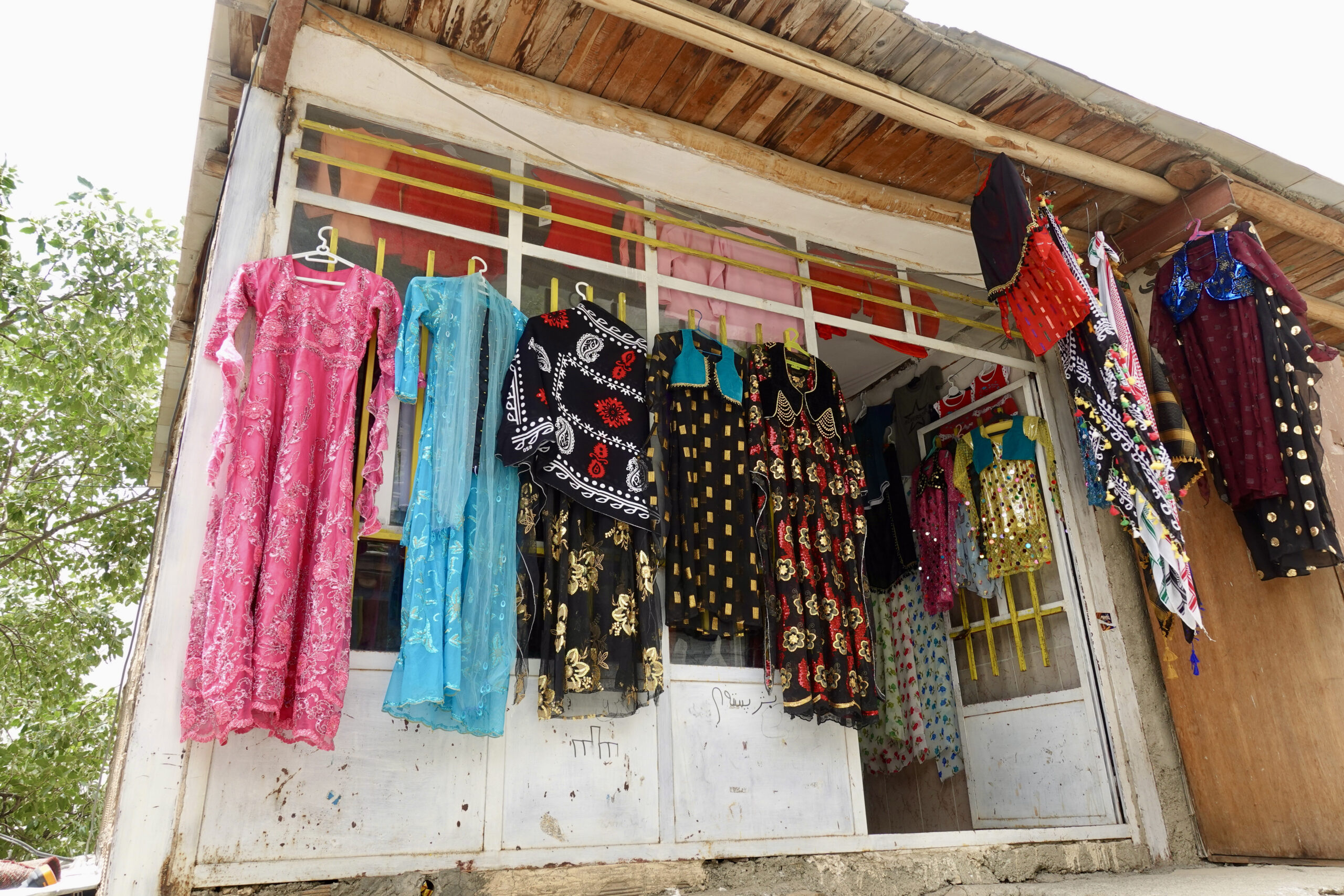 Kurdische Frauenkleider in einem Dorfladen