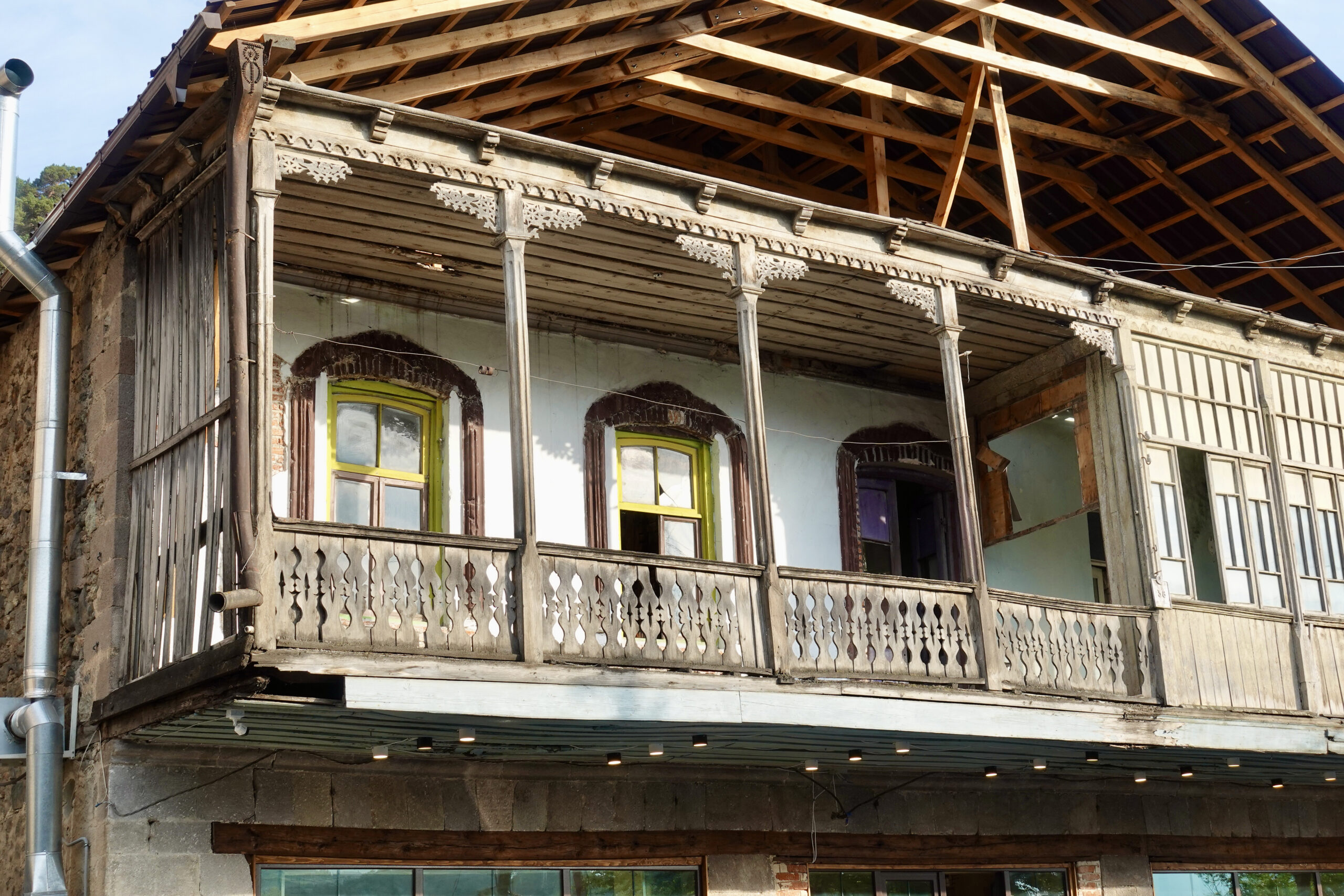 Schöner Holzbalkon im Ort Dilijan