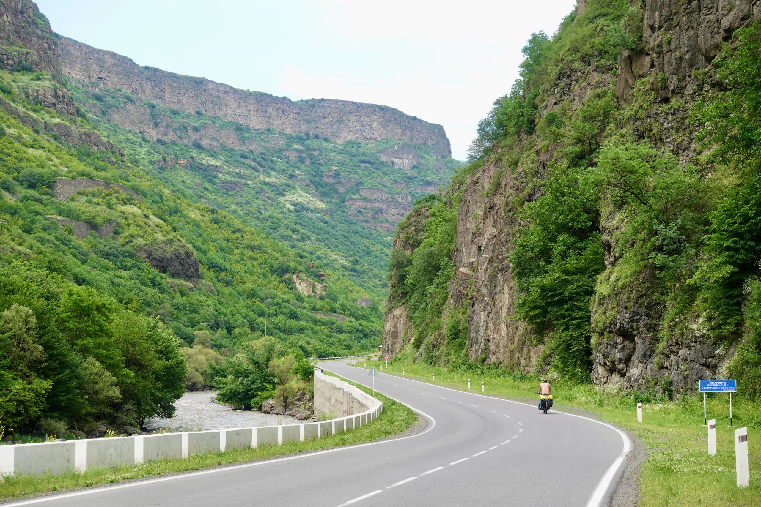 Bei einer Radreise durch die Debed Schlucht bieten sich viele spektakuläre Ausblicke