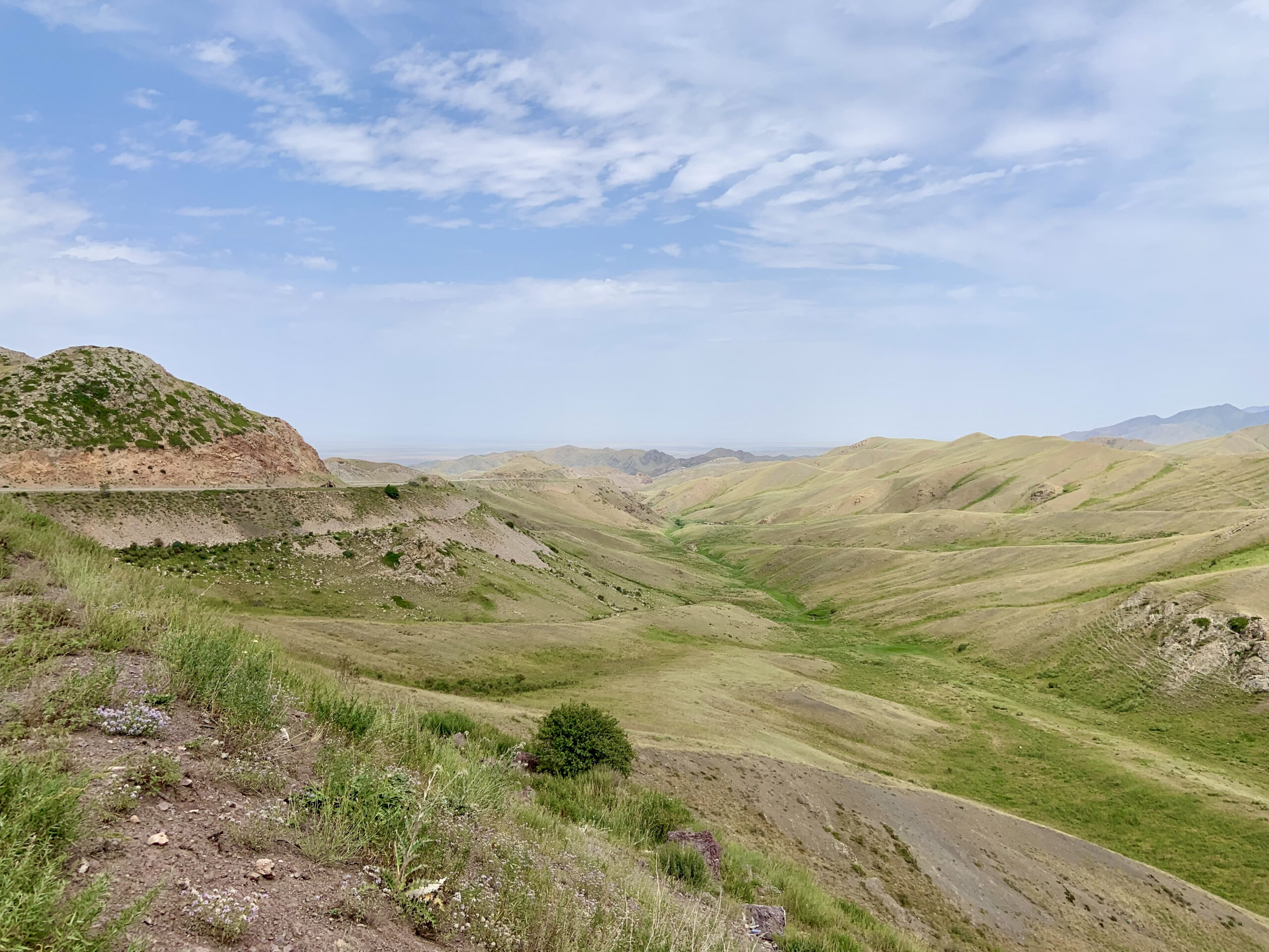 Steppenähnliche Landschaft auf dem Weg nach Kegen