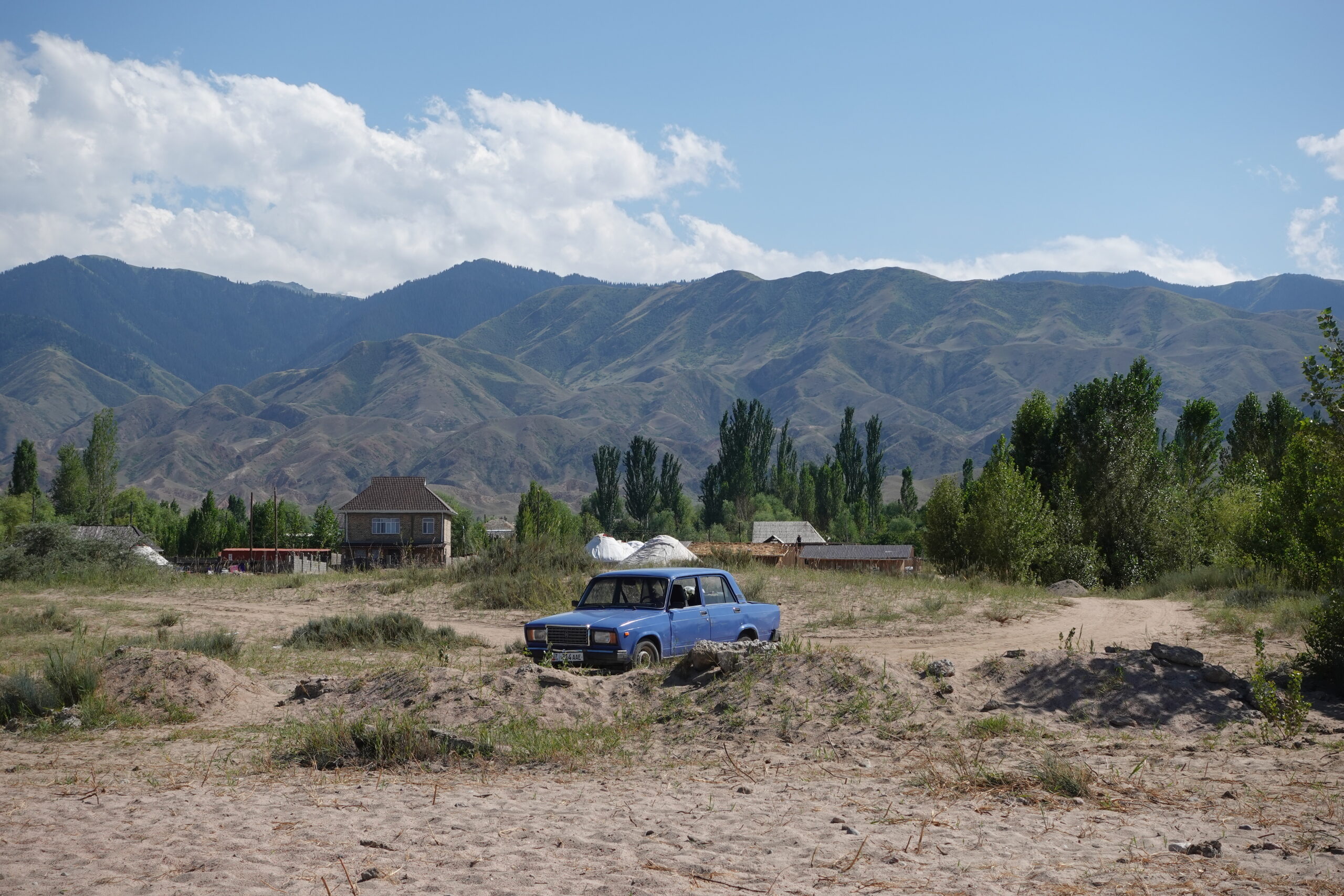 Die Berge des Tien Shan im Hintergrund bieten einen tollen Kontrast zu den Stränden