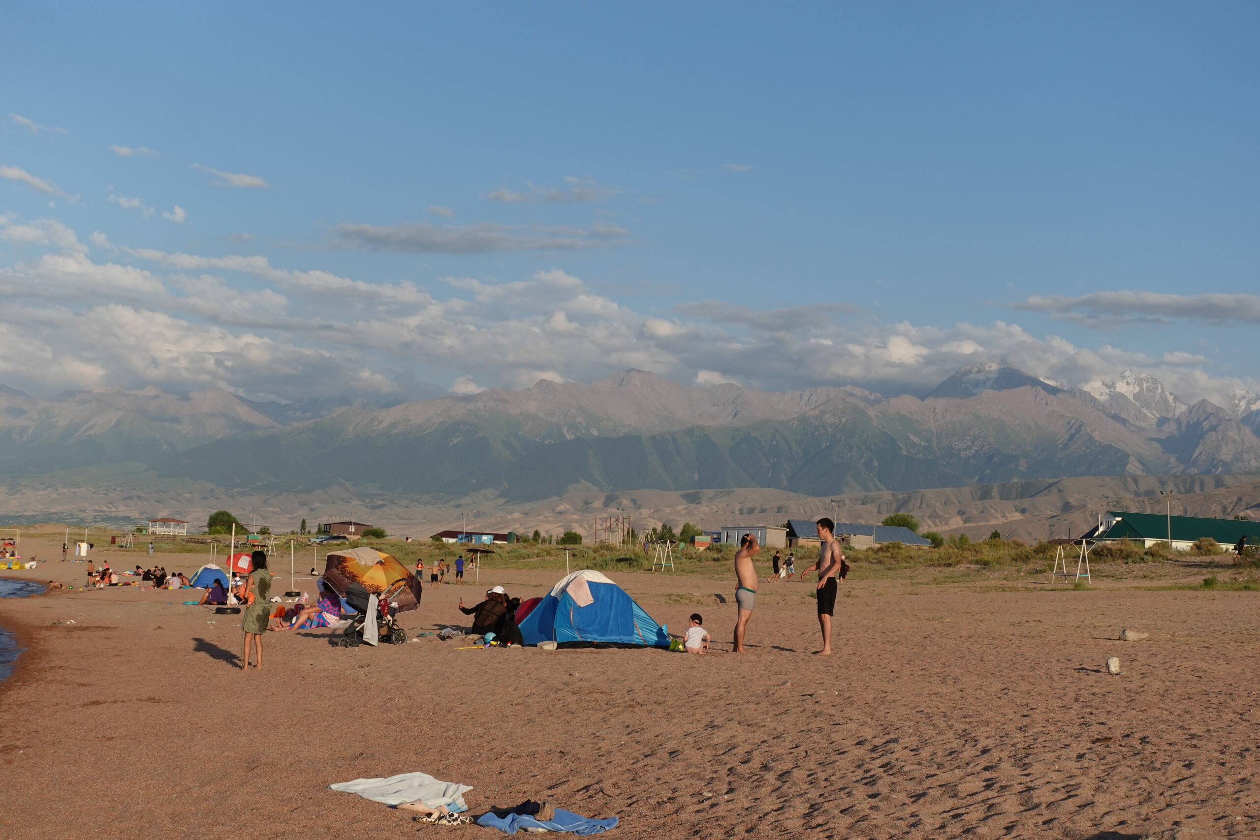 Obwohl es ein muslimisches Land ist, sieht man in Kirgistan auch die Frauen baden und den Strand geniessen