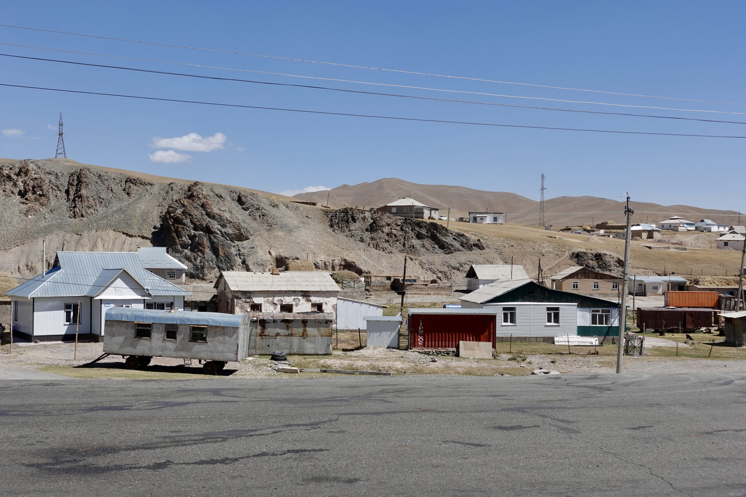 Sary-Tash has about 2300 inhabitants and is an important junction close to two borders