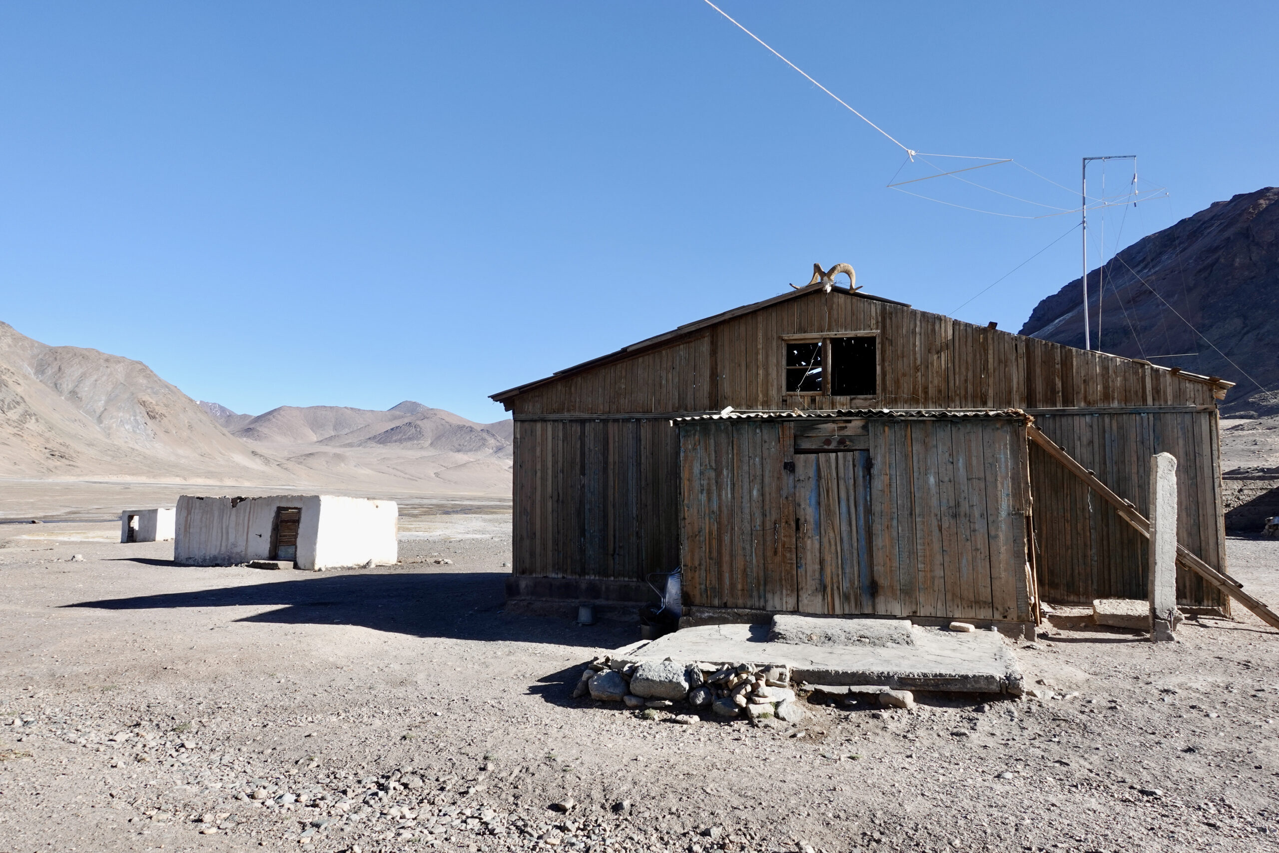 An diesem Tag passieren wir nur eine bewohnte Hütte und ausser der kirgisischen Familie begegnen wir keinen anderen Menschen