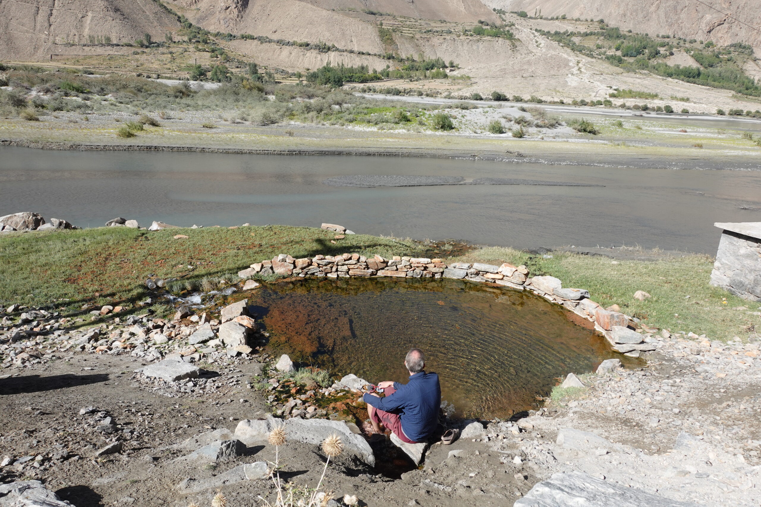 Heisse Quelle mit Blick auf Afghanistan